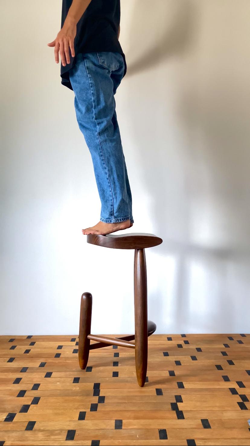 Tabouret de bar contemporain en bois dur brésilien par Álec Ramiro. en vente 1