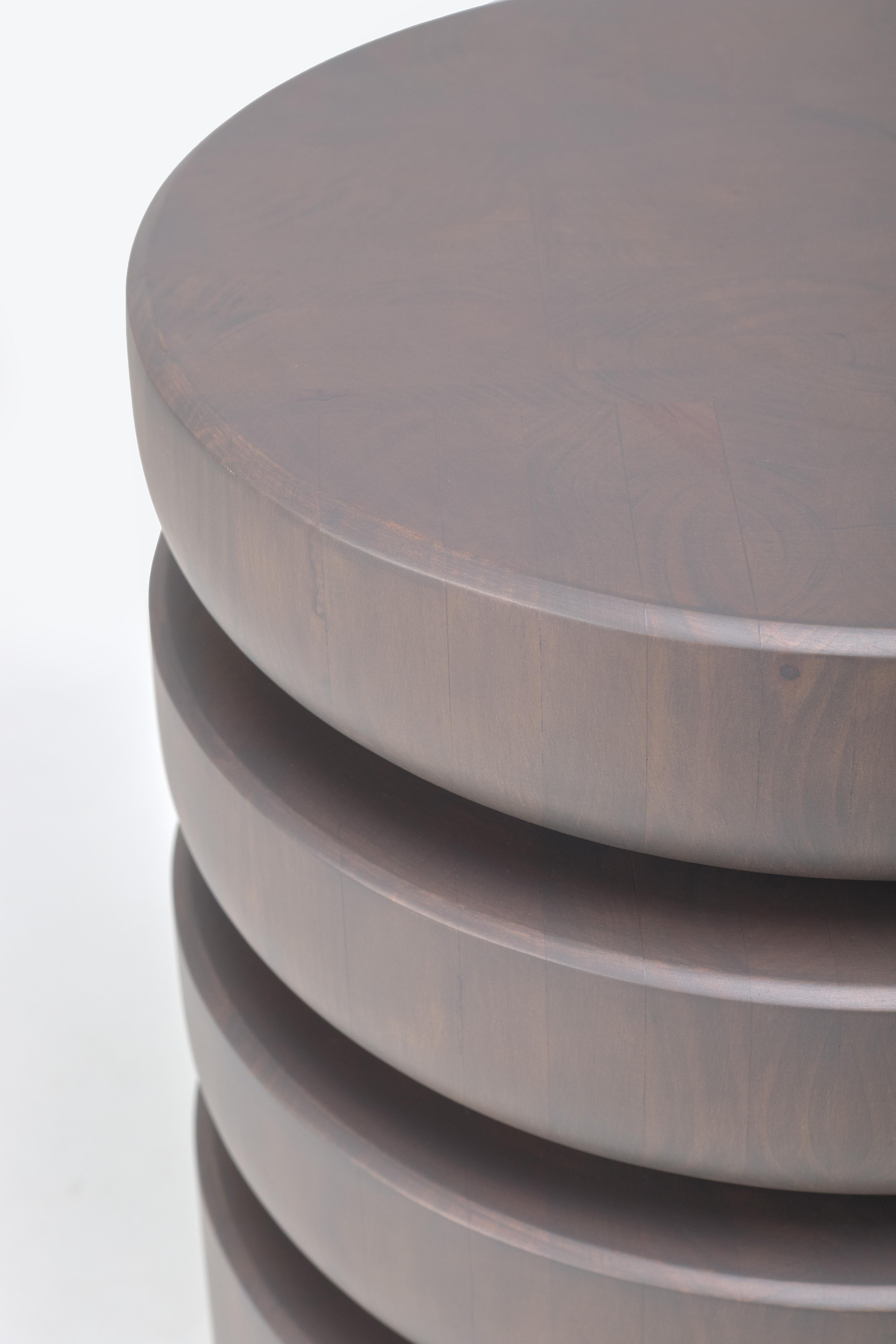Réjouissez-vous du charme rustique de notre table Barro sculptée à la main, un hommage étonnant à l'héritage artisanal de la région de Chinautla au Guatemala. Habilement conçue pour reproduire l'apparence des pots et plateaux en terre cuite empilés,