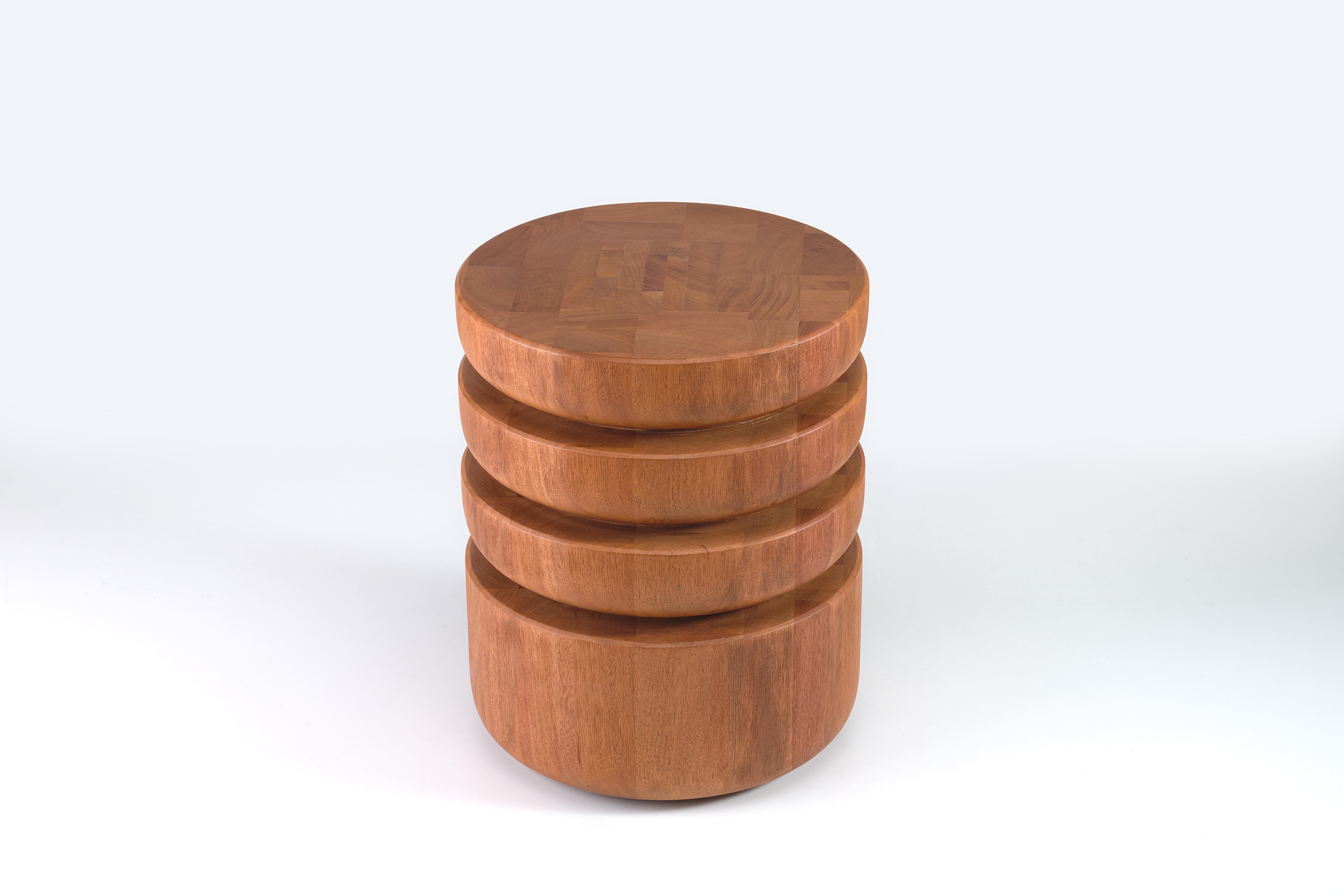 Ce corps de table contemporain est fabriqué à partir d'un seul tronc d'arbre tourné, avec une finition naturelle.