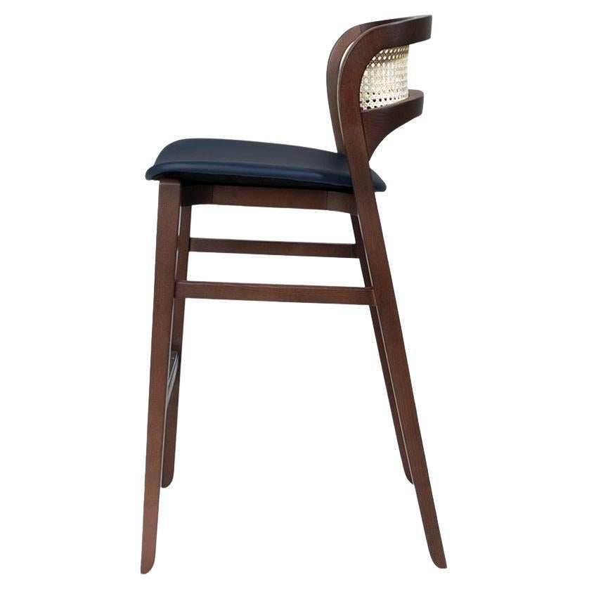 Ein Barstuhl im Mid-Century-Modern-Stil mit einem Gestell aus Walnussholz.
Rückenlehne aus natürlichem Rohrgeflecht und Sitz mit schwarzem Kunstleder bezogen.
Abmessungen: B 46 cm x T 58 cm x H 104 cm
Materialien: Holz, Kunstleder, Rattan
Sitz H