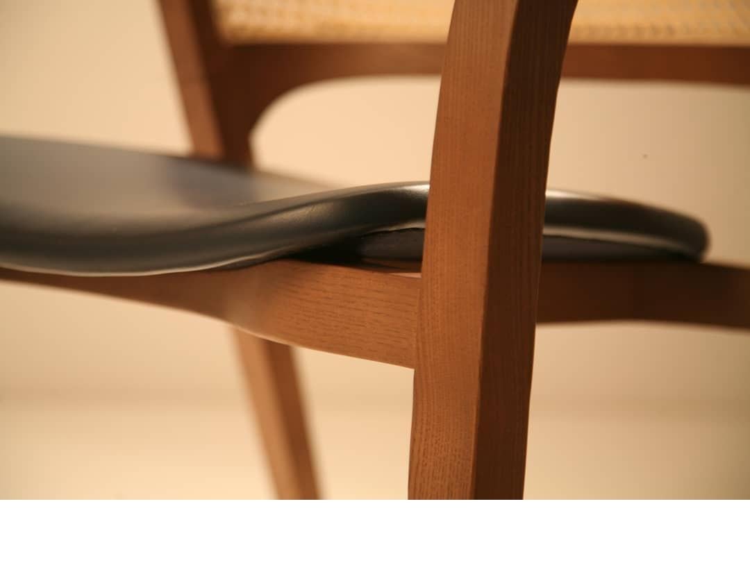 Zeitgenössischer Barhocker mit geschwungener Rattanrückenlehne (21. Jahrhundert und zeitgenössisch) im Angebot