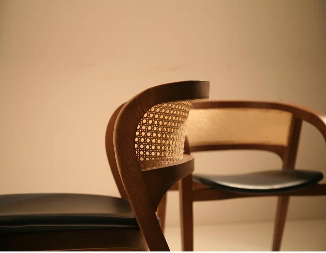 Zeitgenössischer Barhocker mit geschwungener Rattanrückenlehne (Kunstleder) im Angebot