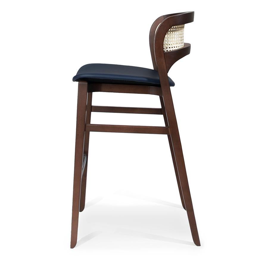 Zeitgenössischer Barhocker mit geschwungener Rattanrückenlehne im Angebot 1