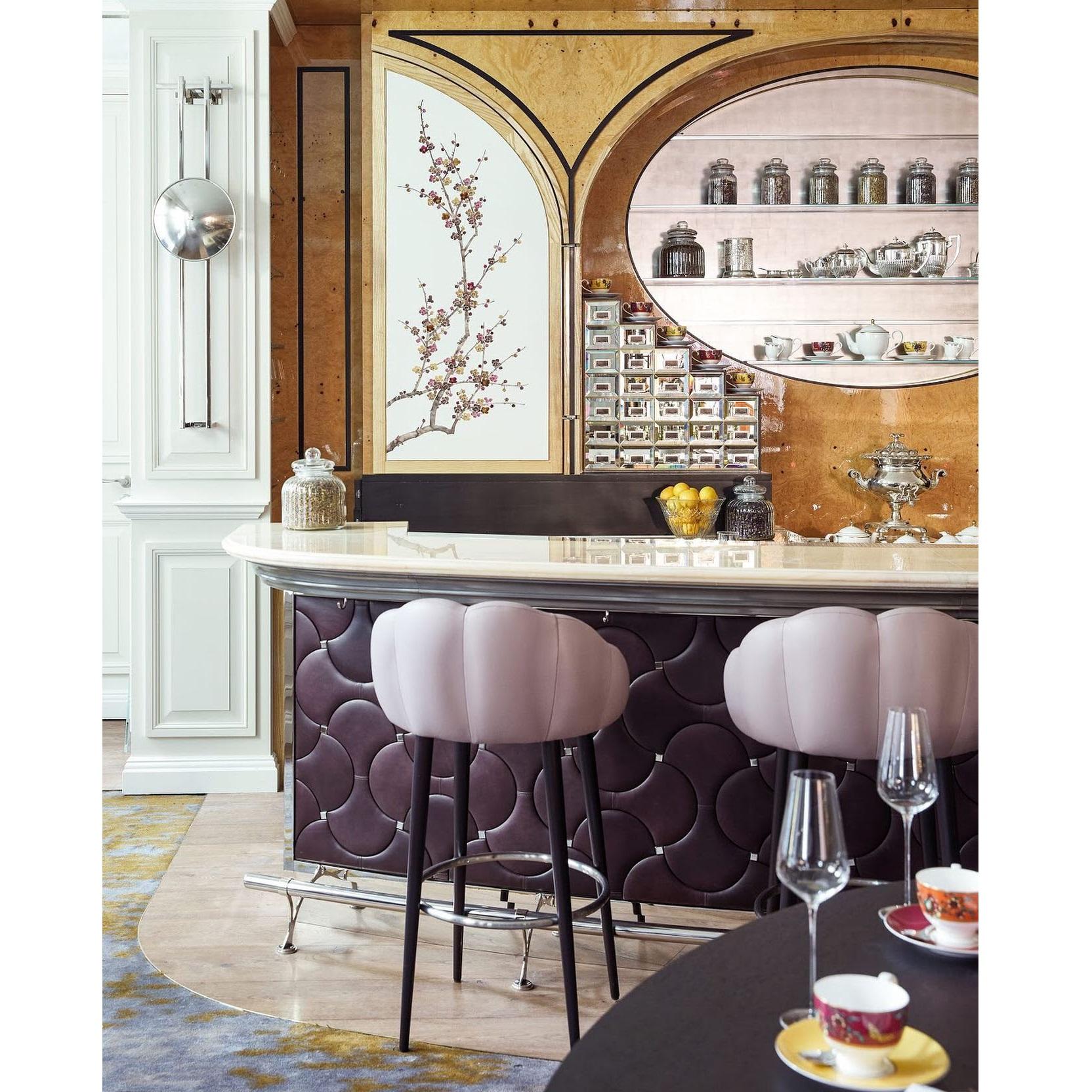 Tabouret de bar contemporain avec détails ondulés à l'avant et à l'arrière en vente 4