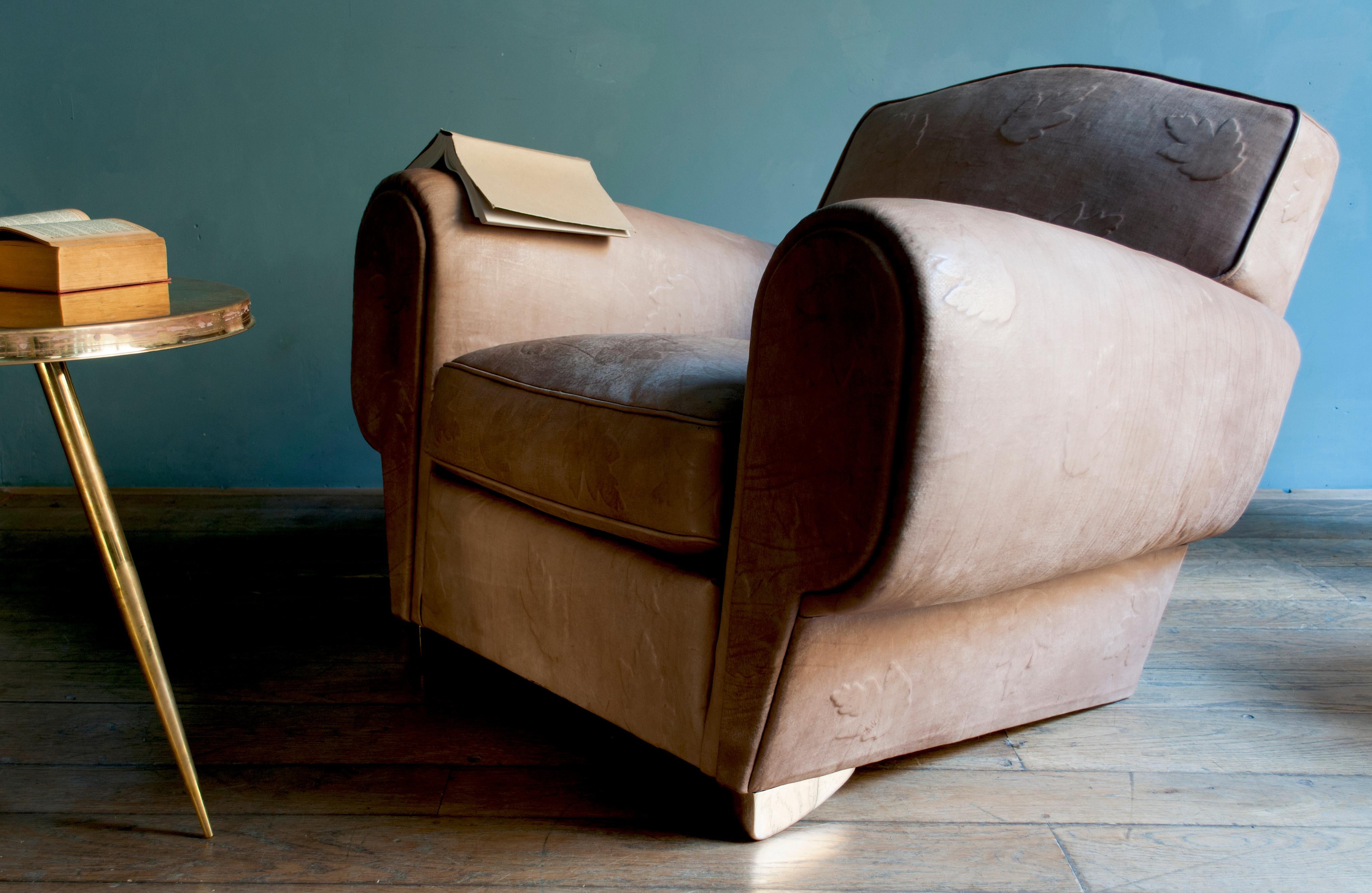 Simple yet bold, the profile and subtle hue of this armchair will provide both a sophisticated look and a natural charm to any decor. Its structure in solid beech is traditional but conceals a soul of steel springs made by hand. The goose feather