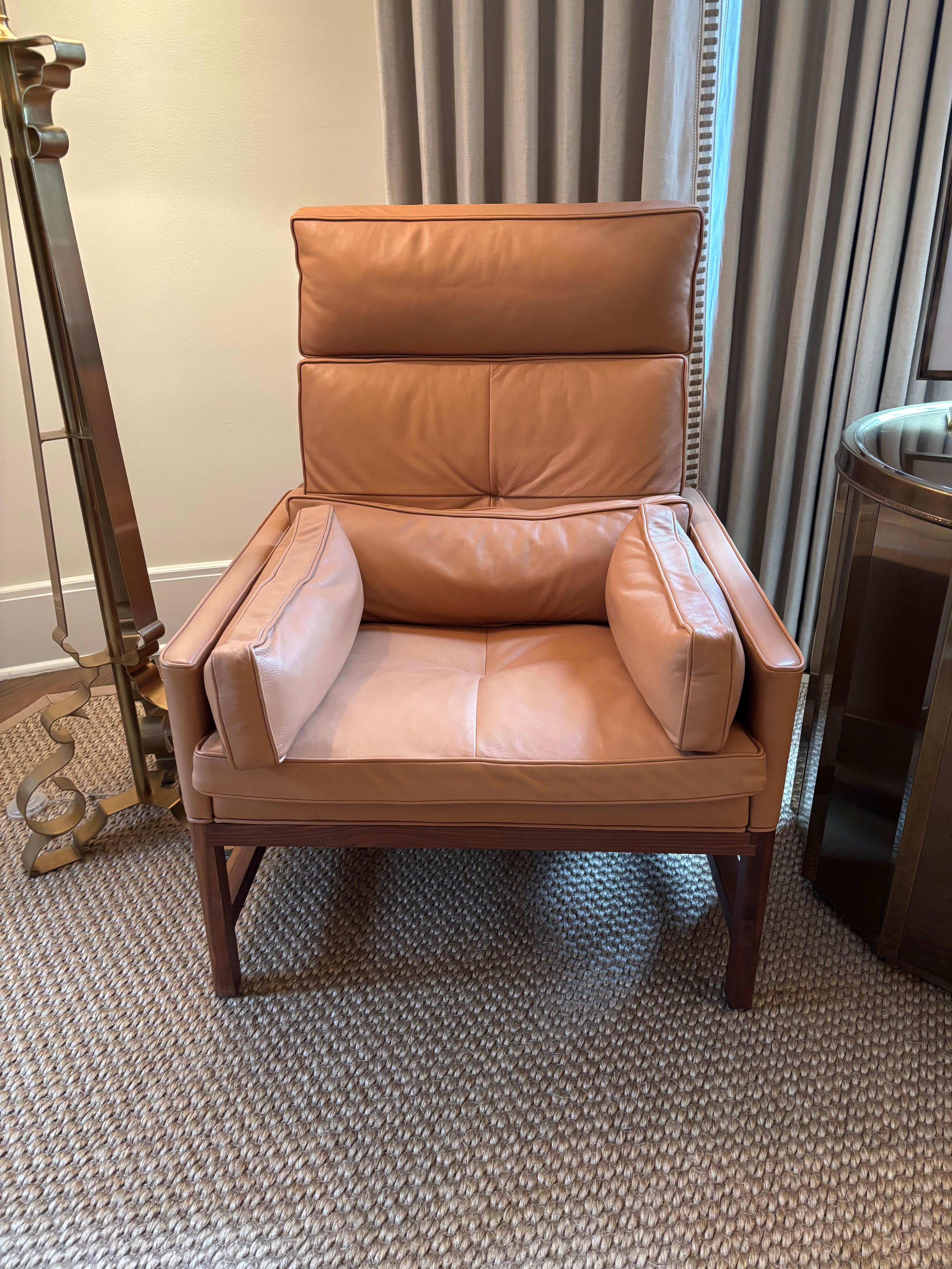 Contemporáneo BassamFellows Marco de madera Pareja de sillones de cuero con respaldo alto Italiano en venta