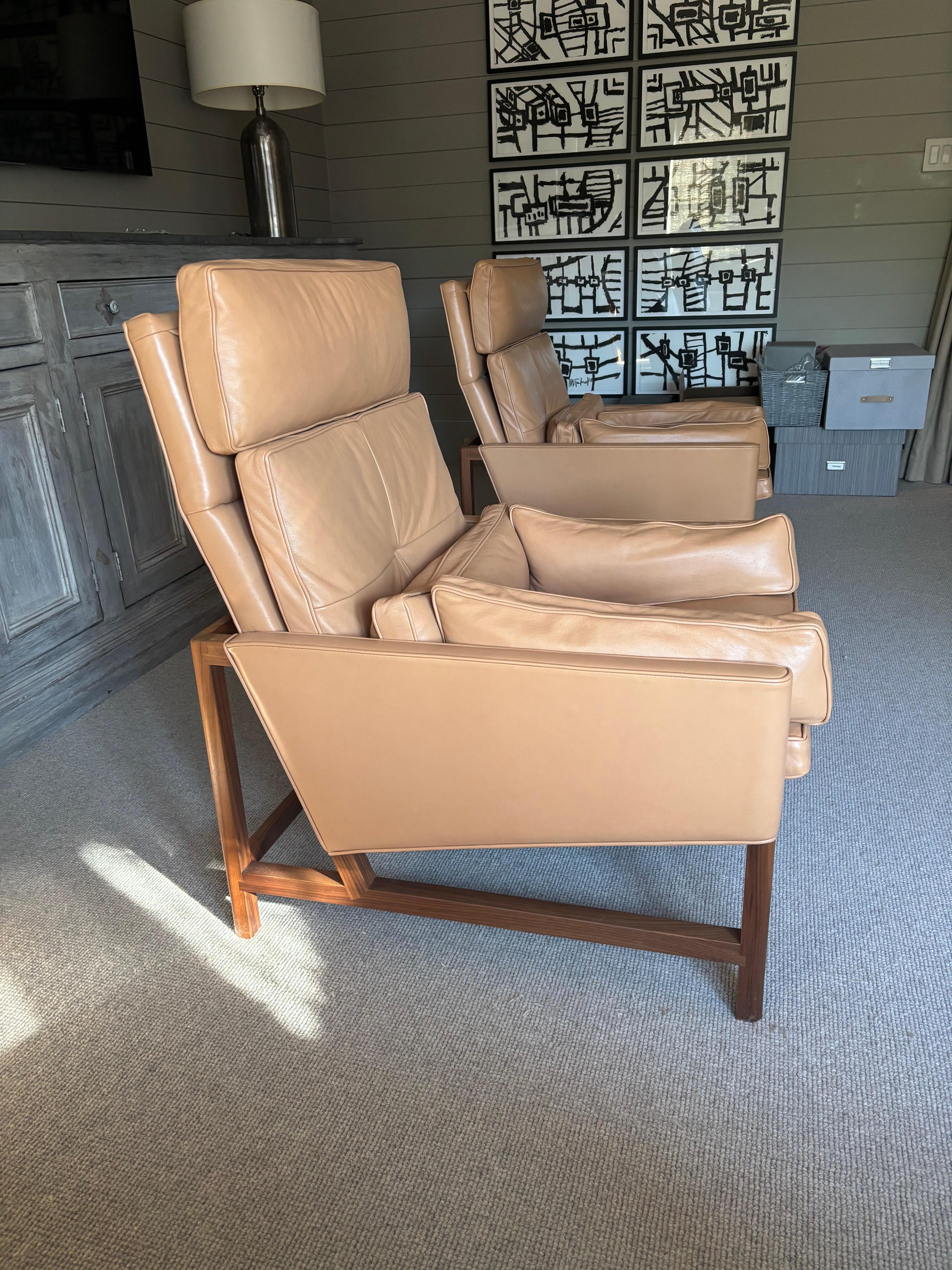 Contemporáneo BassamFellows Marco de madera Pareja de sillones de cuero con respaldo alto en Excelente estado para la venta en Aspen, CO