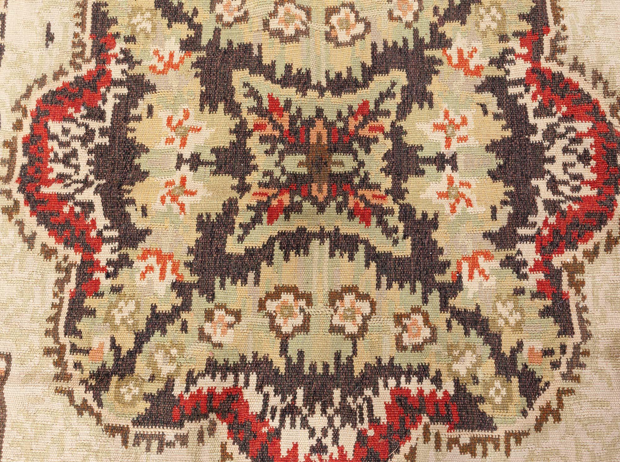 Zeitgenössischer Bassarabischer, handgefertigter, geblümter Wollteppich von Doris Leslie Blau (21. Jahrhundert und zeitgenössisch) im Angebot