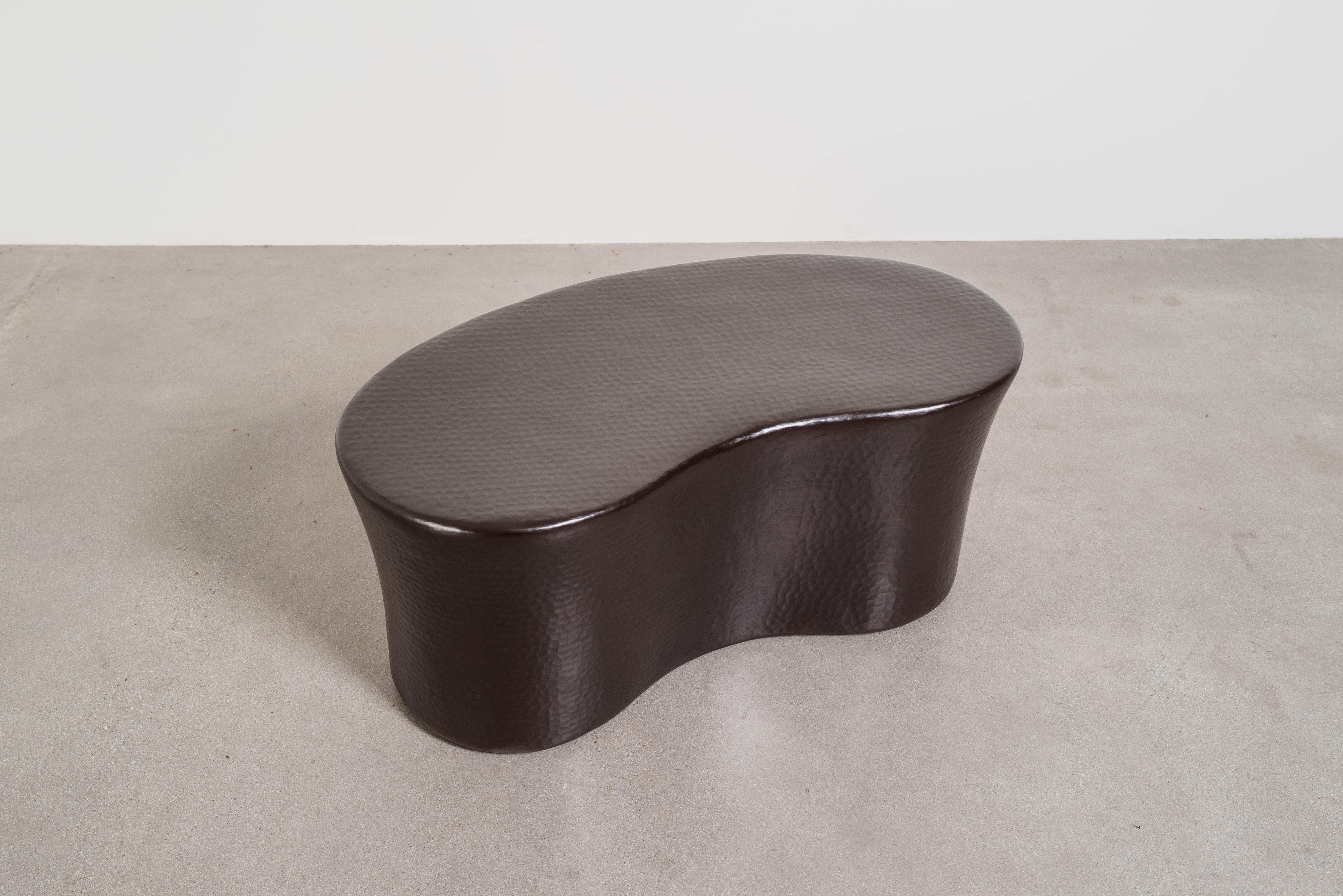 Panchina a forma di fagiolo
Rame scuro anticato
Mano Repoussé
Base in rame
Edizione limitata
Contemporaneo
Ogni pezzo è realizzato singolarmente ed è unico. 

Il repoussé è l'arte tradizionale di martellare a mano rilievi decorativi sulla lamiera.