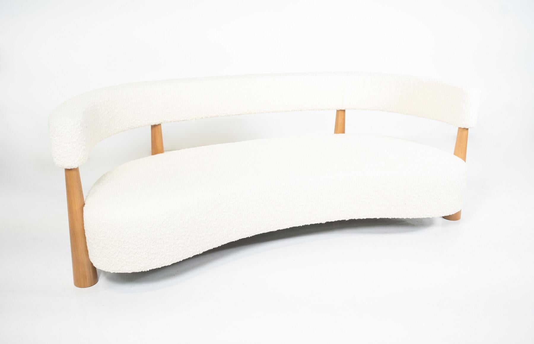 Contemporary Bean Shaped Sofa, weißer Bezug, Italien (Stoff) im Angebot