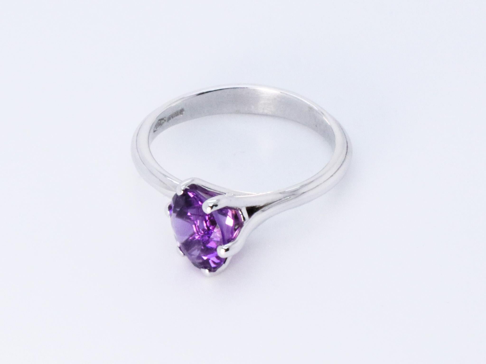 18k White Gold Made in Italy Amethyst Stackable Asymmetric Cosmic Cocktail Ring In New Condition For Sale In Milan, IT