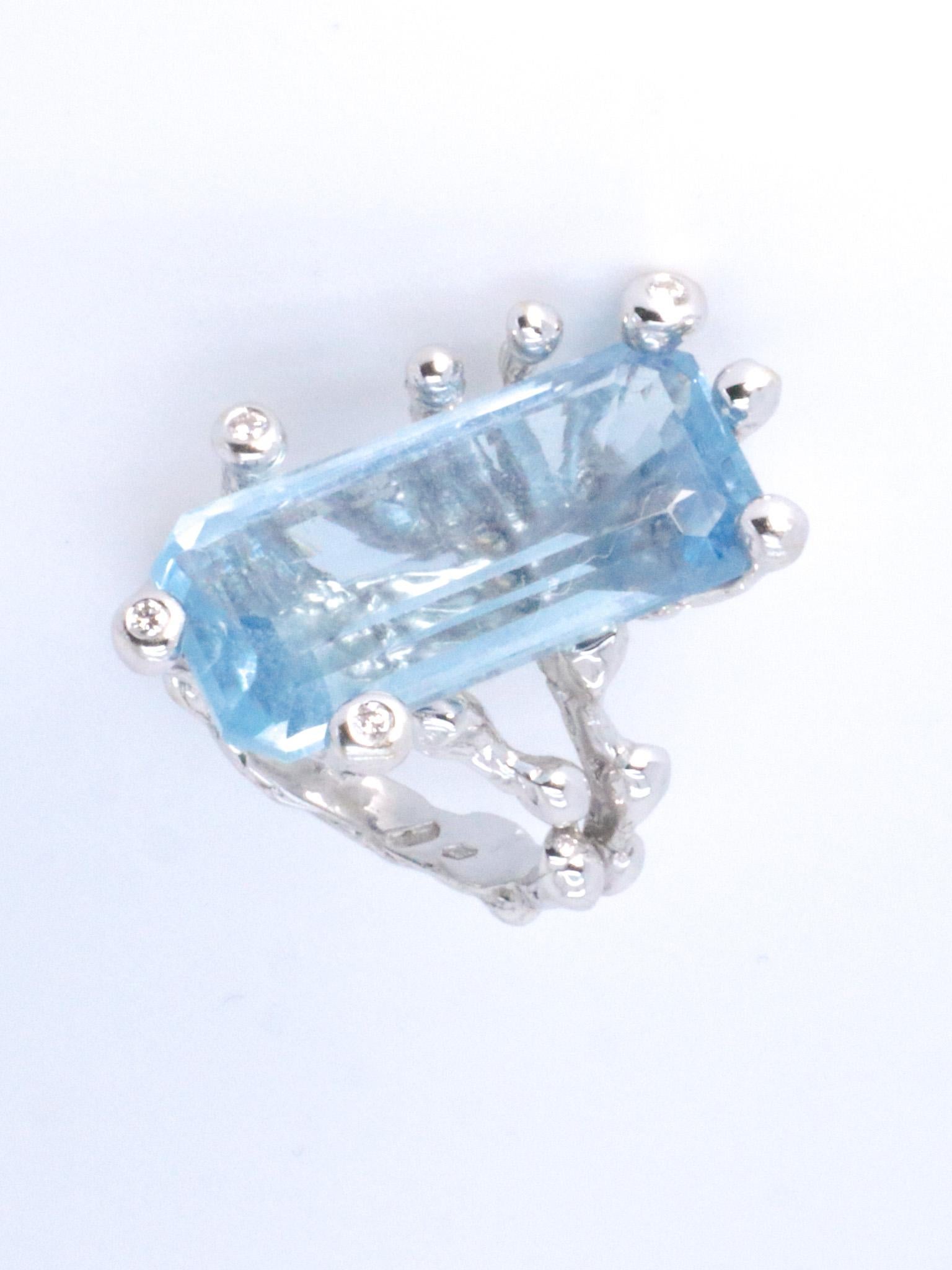20 carat Aquamarine Diamonds 18K Gold Made in Italy Grounding Bold Cocktail Ring For Sale 4