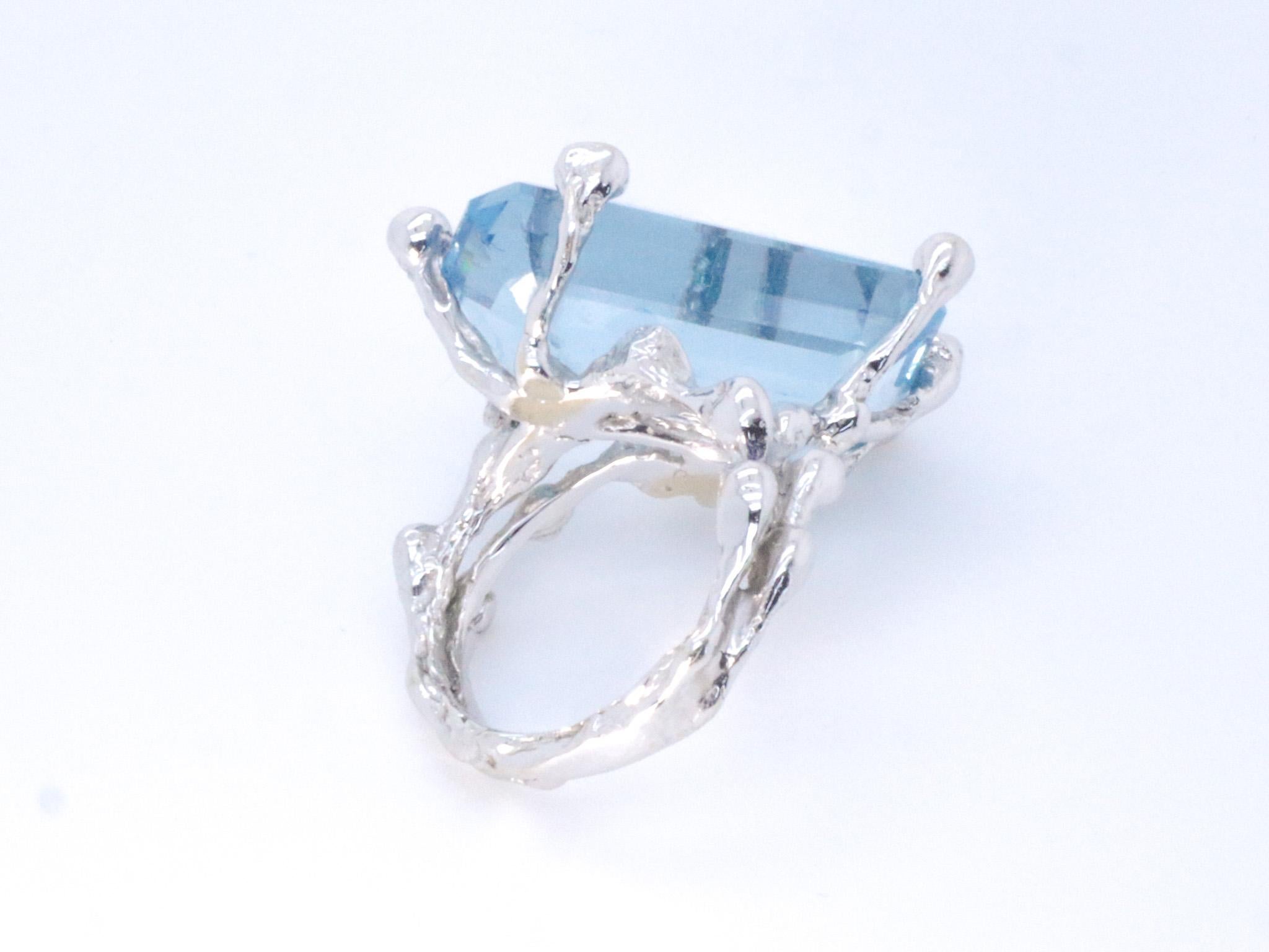 Women's or Men's 20 carat Aquamarine Diamonds 18K Gold Made in Italy Grounding Bold Cocktail Ring For Sale