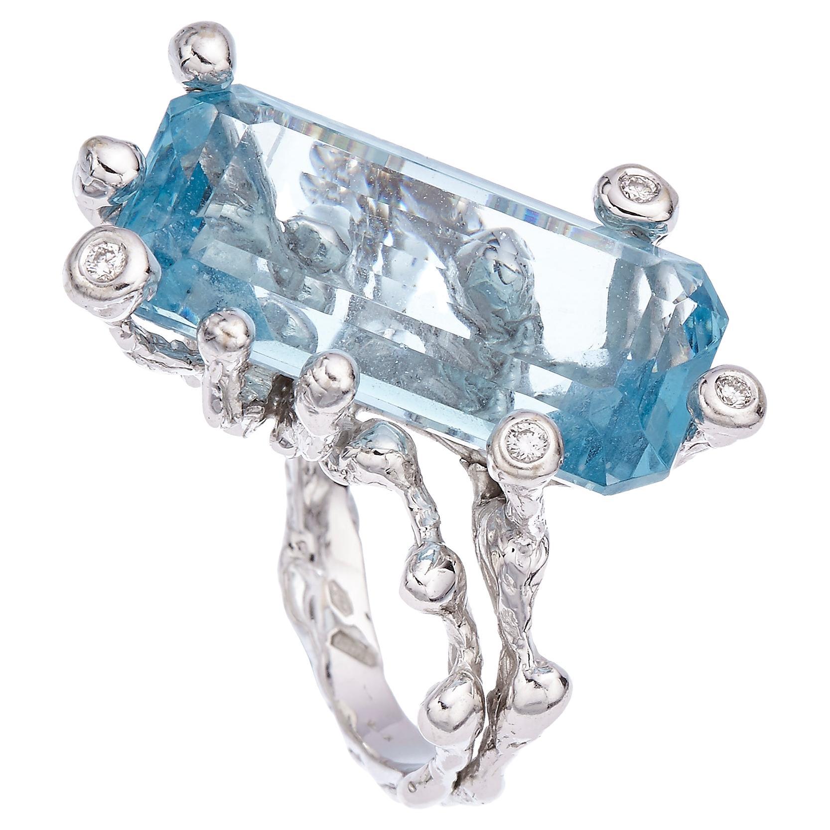 20 carat Aquamarine Diamonds 18K Gold Made in Italy Grounding Bold Cocktail Ring For Sale