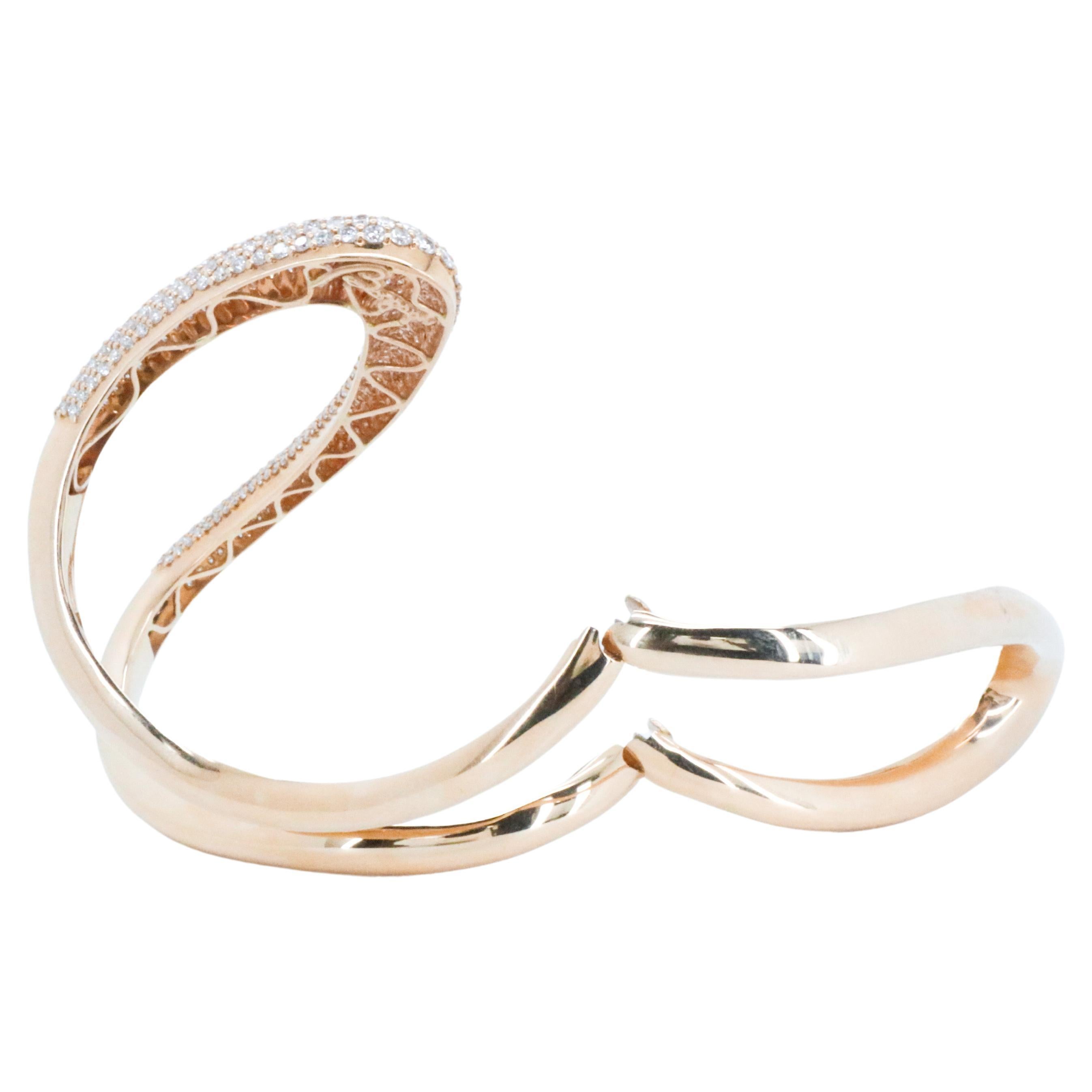 Contemporaneo Bracciale Clamper in oro con pavé di diamanti da 9 carati di Beatrice Barzaghi contemporanea in vendita