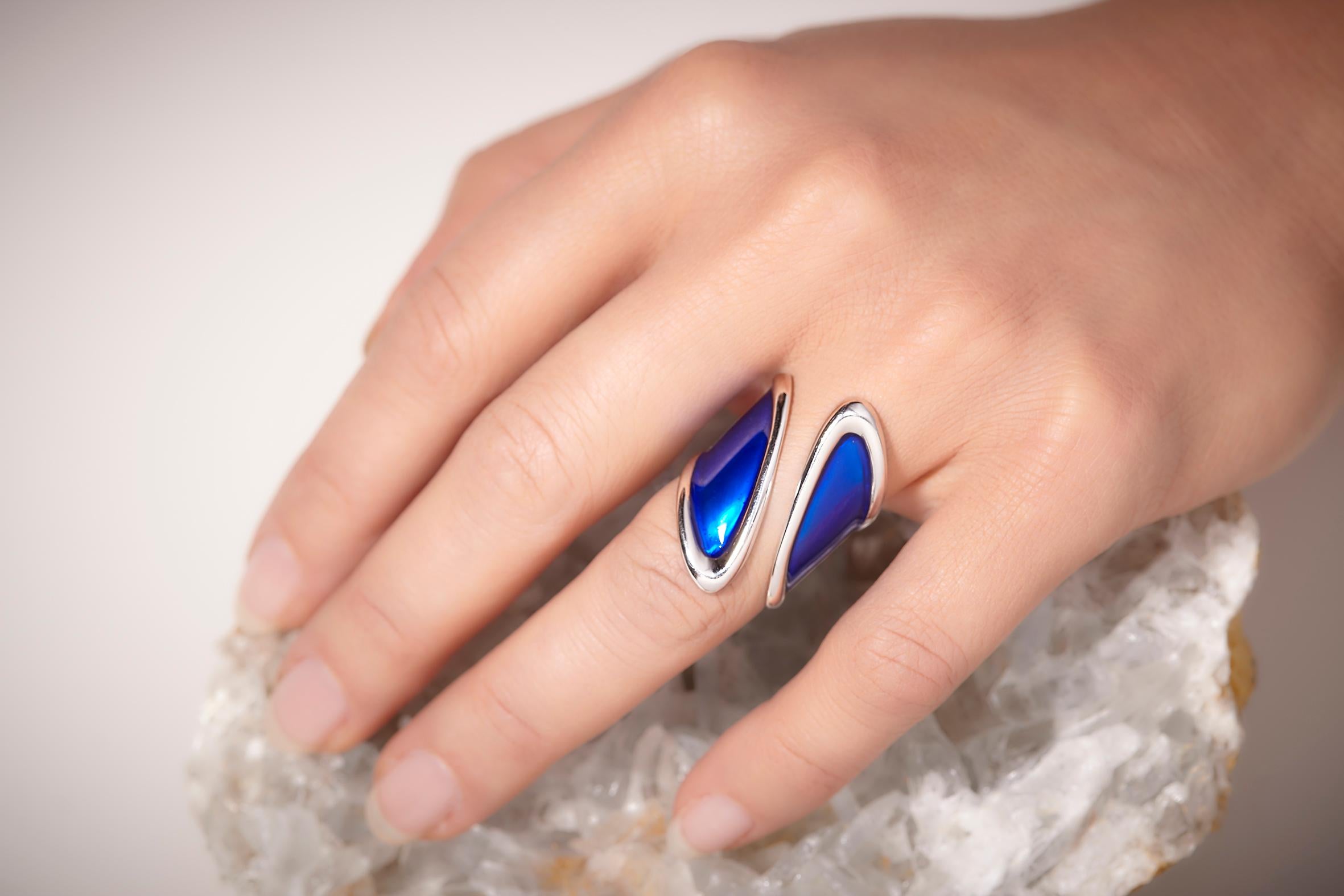 18K White Gold Cosmic Design Blue Enamel Gemini Beatrice Barzaghi Cocktail Ring.
Its cosmic lines emit vibrations that connect us to our divine essence, to our ultimate purpose. The Gemini cocktail ring is made of 18 karat white gold and features a