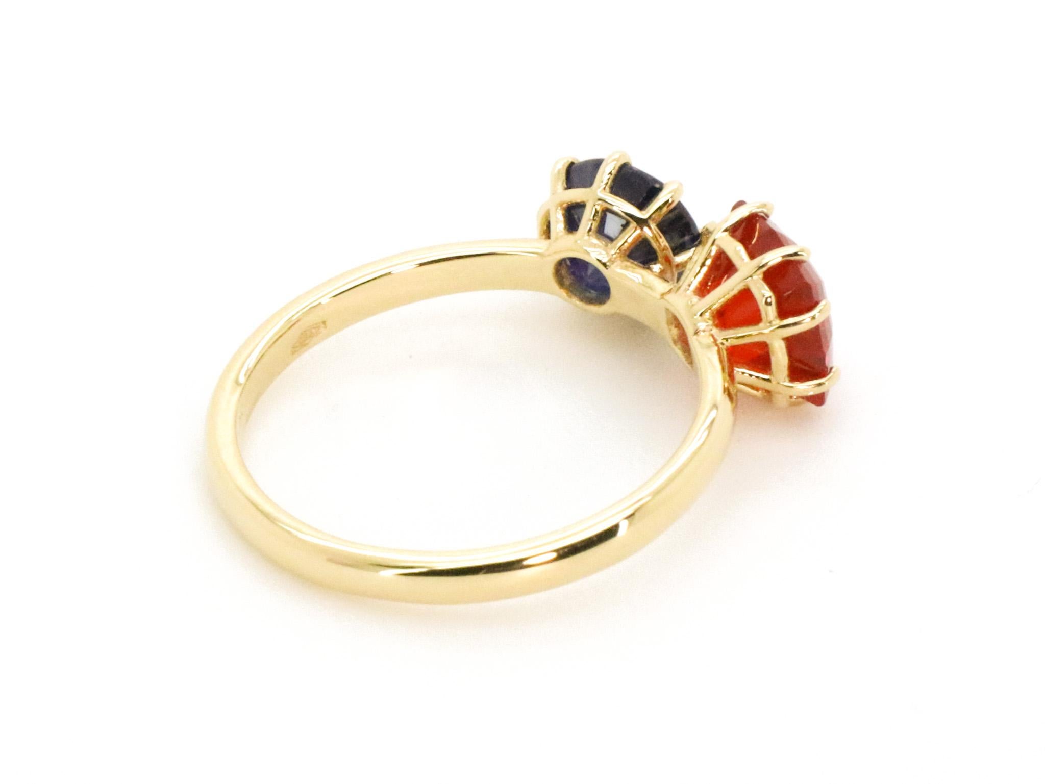 Taille ronde Beatrice Barzaghi, bague contemporaine asymétrique en or avec saphir bleu et opale de feu en vente