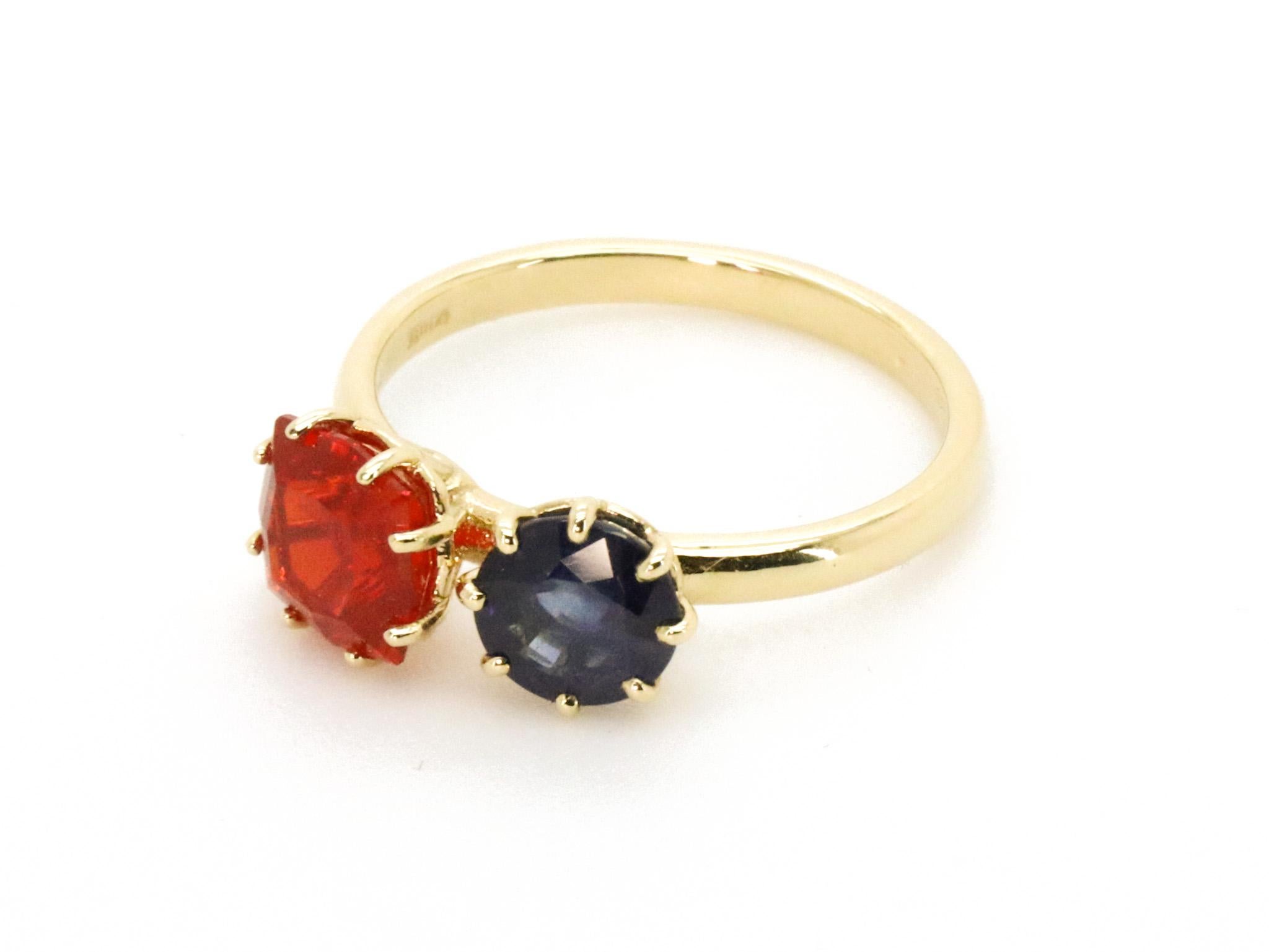 Beatrice Barzaghi, bague contemporaine asymétrique en or avec saphir bleu et opale de feu en vente 1