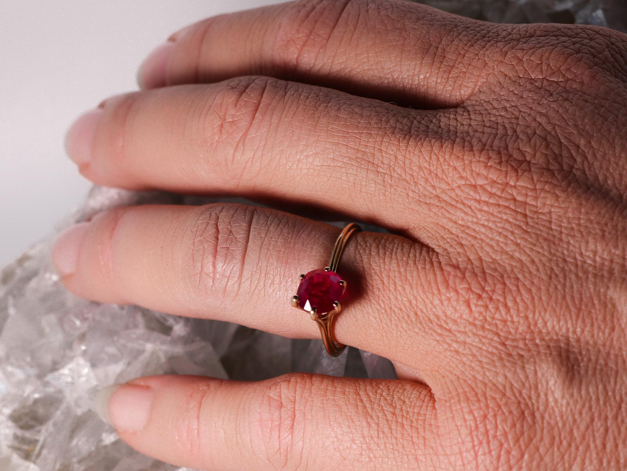 Moderne 2.32 cts Burma Ruby 18k Rose Gold Stackable Asymmetrical Cosmic Design Ring en vente