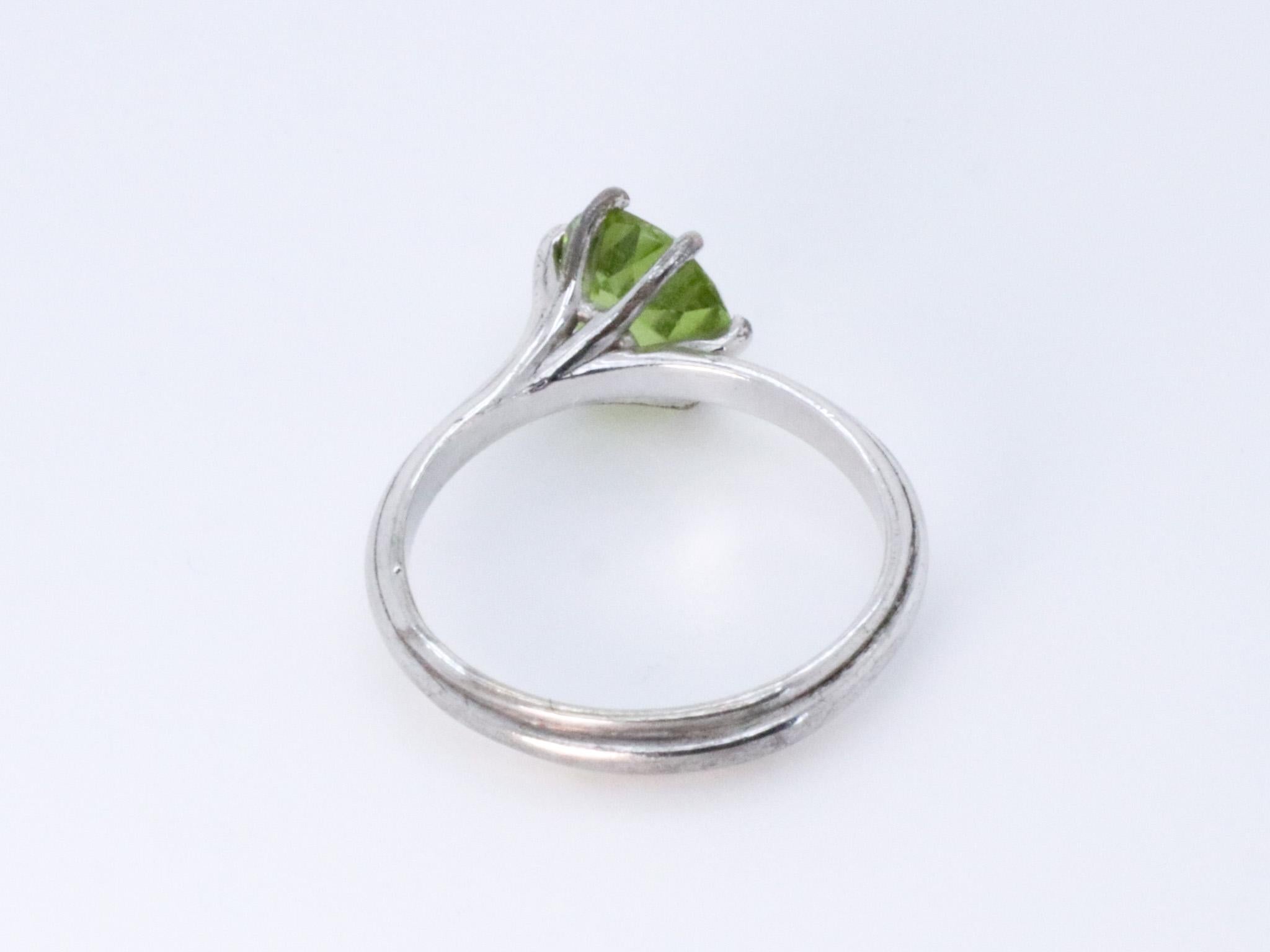 18K White Gold Asymmetric Cosmic Design Stackable Peridot Cocktail Ring For Sale 3