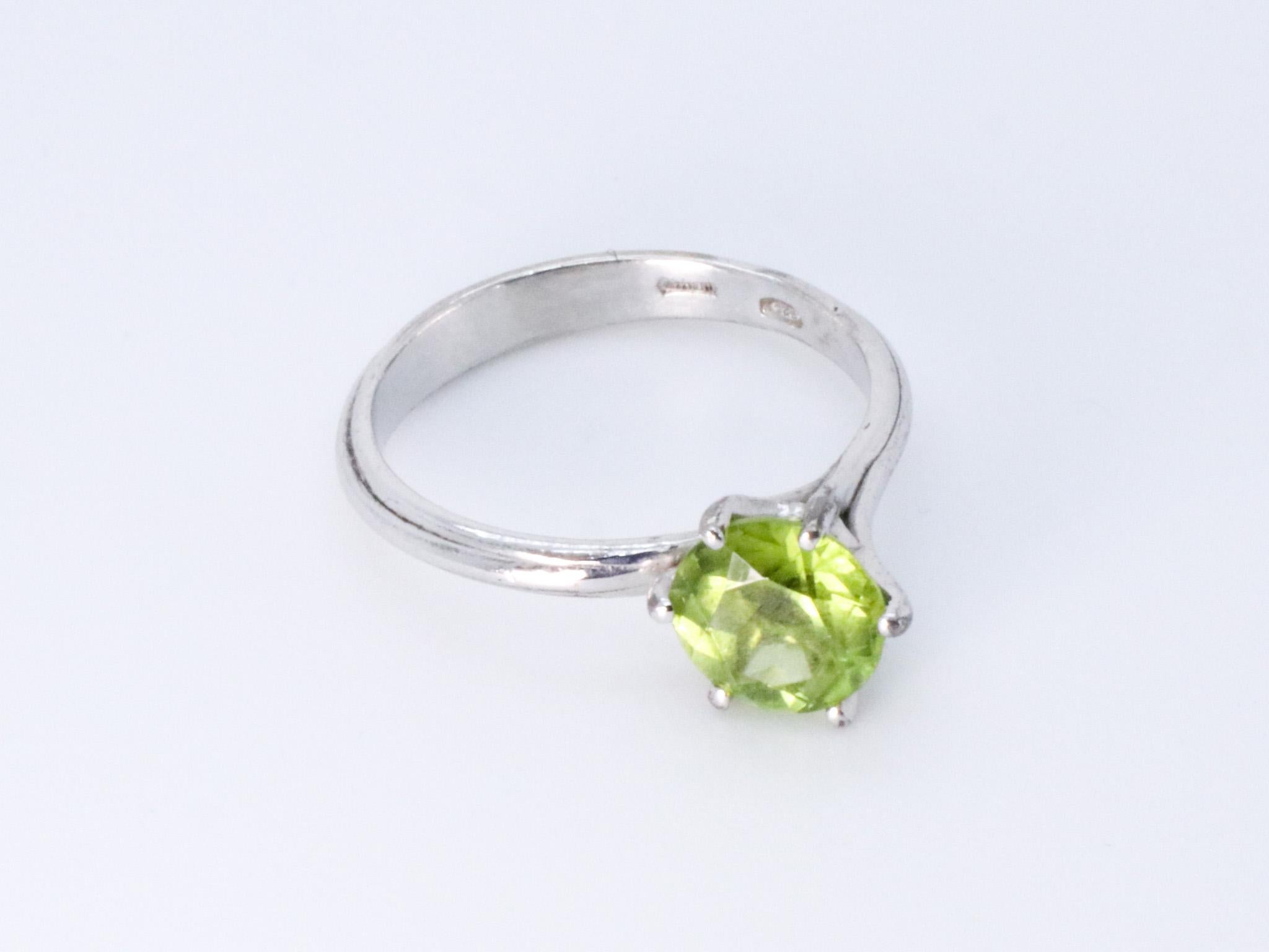 18K White Gold Asymmetric Cosmic Design Stackable Peridot Cocktail Ring In New Condition For Sale In Milan, IT