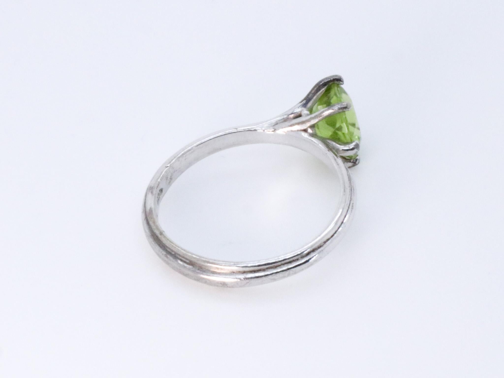 18K White Gold Asymmetric Cosmic Design Stackable Peridot Cocktail Ring For Sale 2