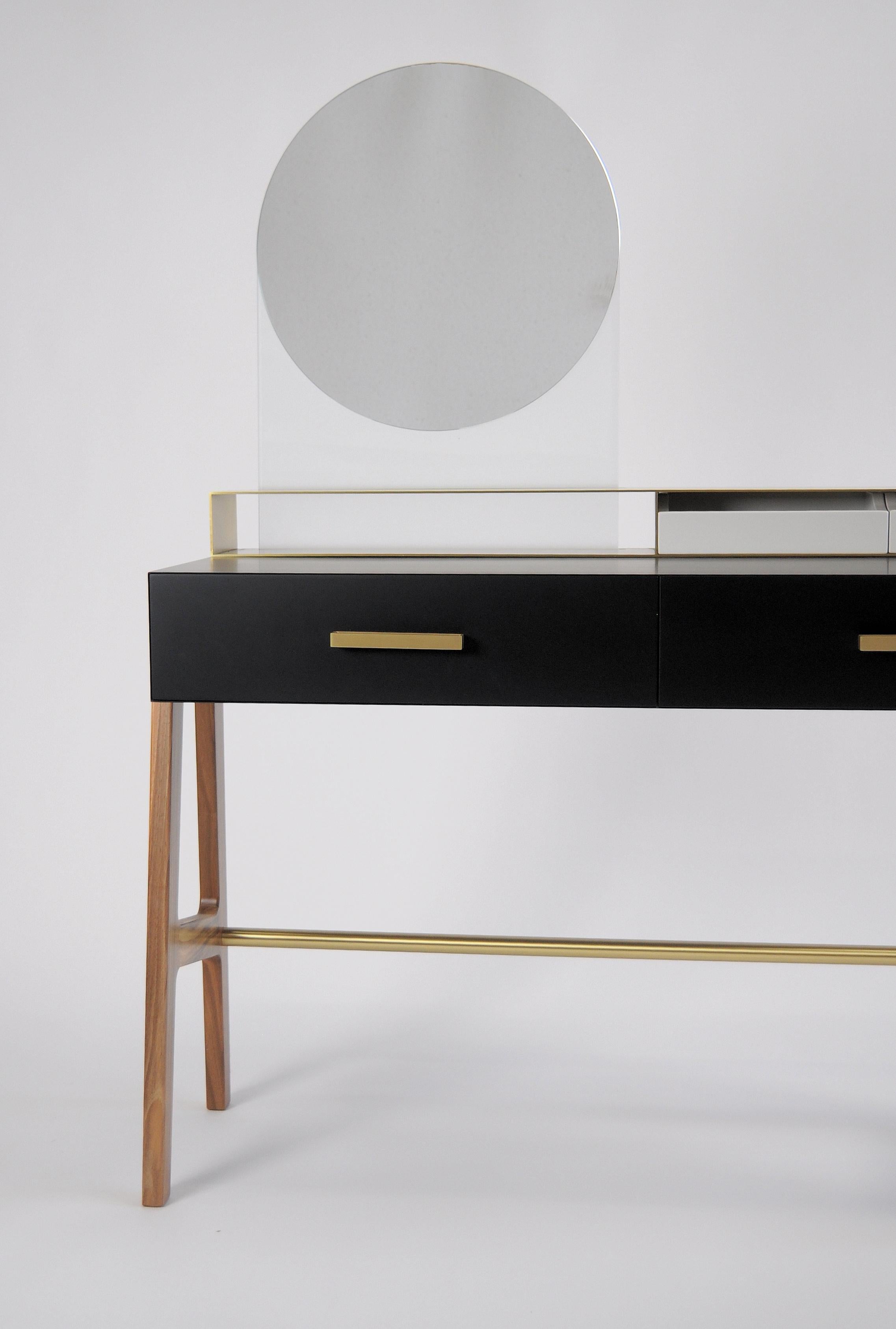 Vivian is a contemporary beauty desk, it can be used as make-up table, thanks to its light wall mirror, or as jewel case. It has simple lines and sophisticated details. A brass box contains the drawers for jewelry. Vivian is an elegant and precious