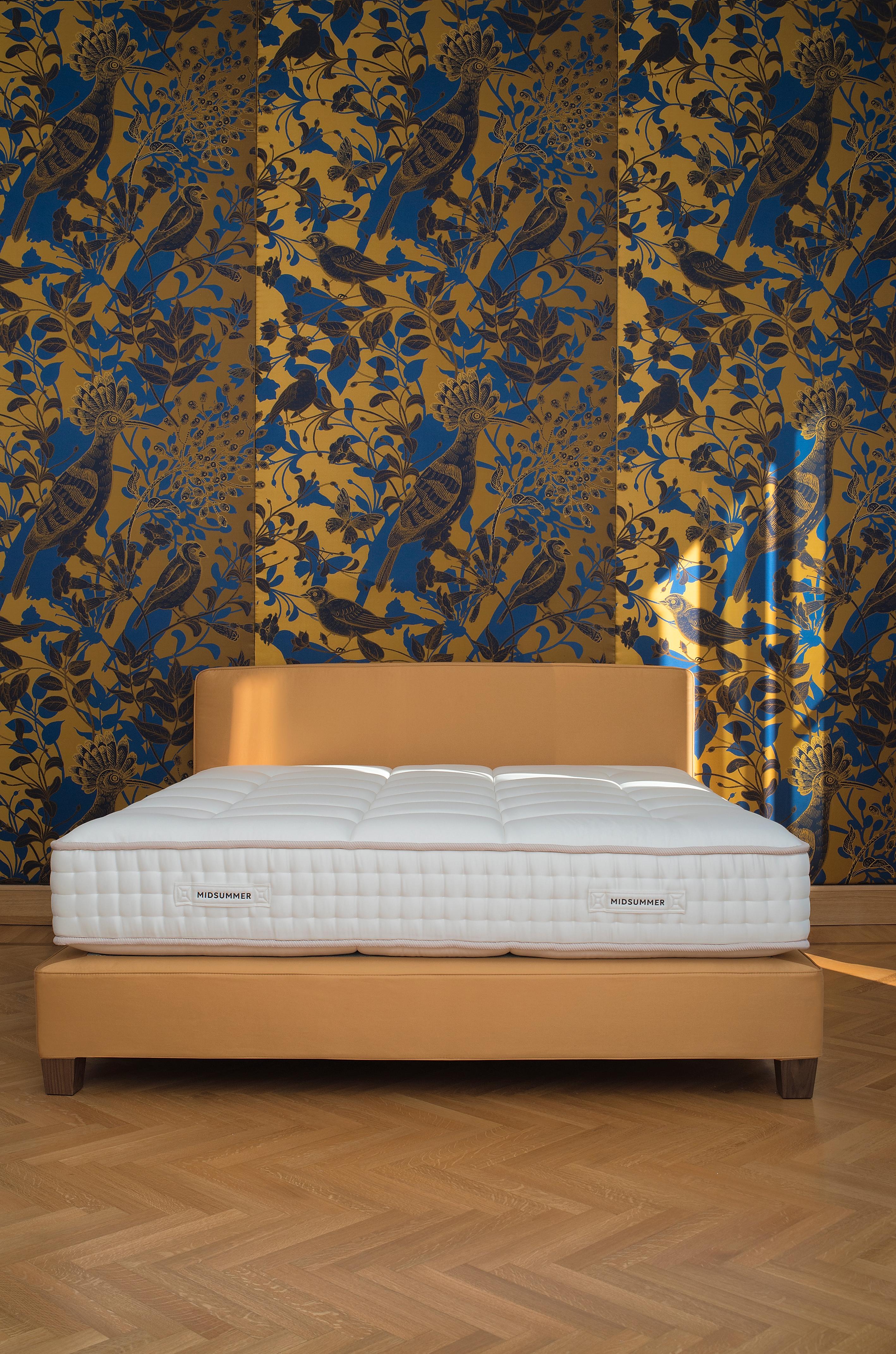 La pureté d'un lit de luxe simple mais précieux dans ses finitions et ses matériaux, polyvalent et adapté à tous les environnements. Simplicité et sophistication, qui englobe à la fois le travail et la recherche. Simple et beau, il cache derrière