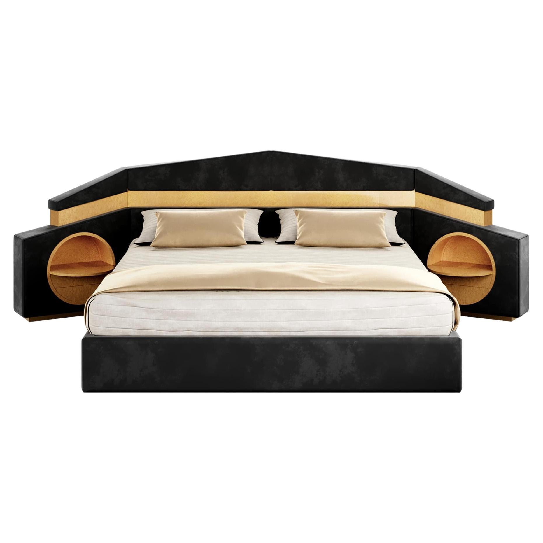 Modernes Bett aus der Mitte des Jahrhunderts, gepolstertes Kopfteil aus schwarzem Samt, Holz und poliertem Messing