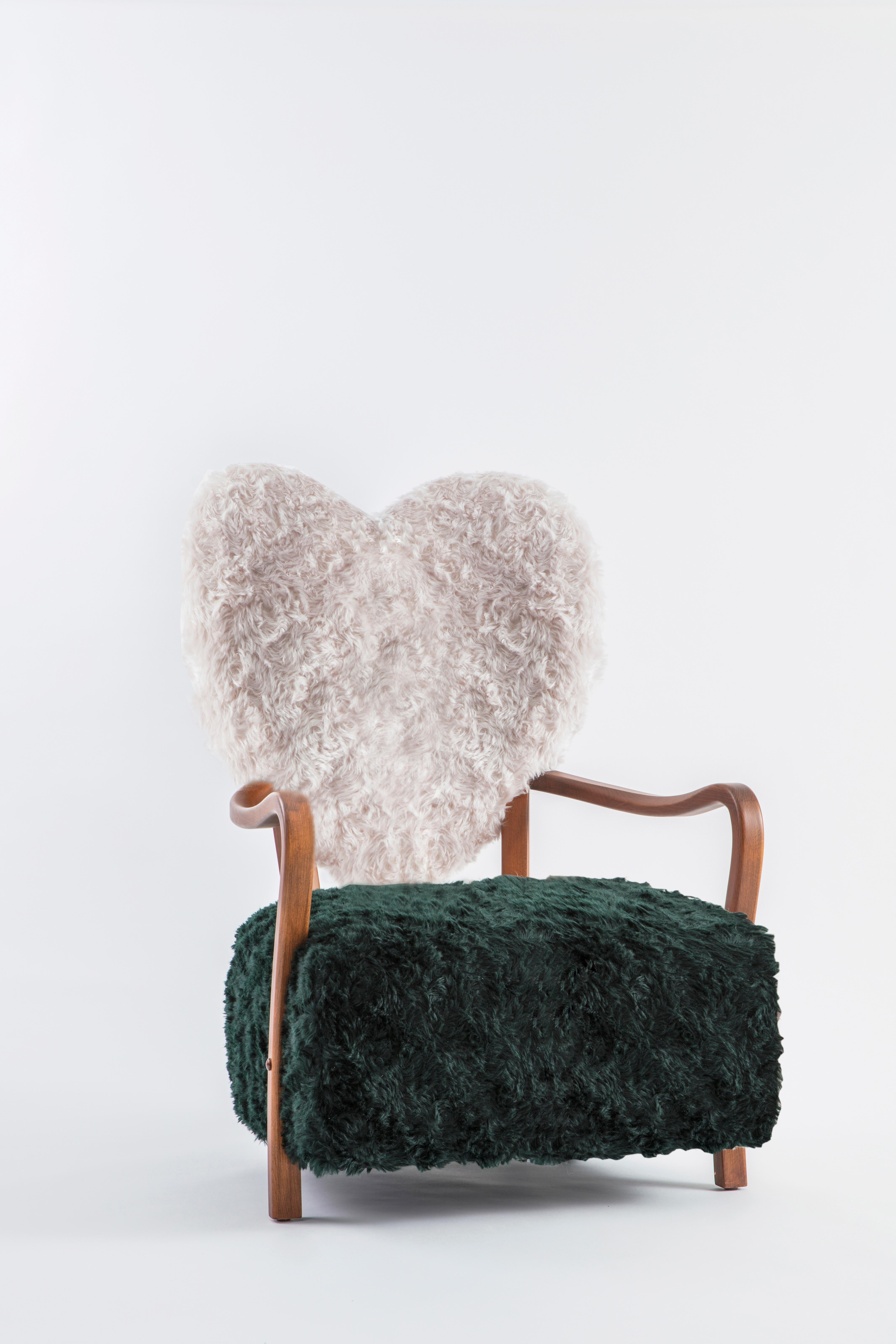 Dedicated to all the broken hearts, Uni represents both separation and unification of souls. Contrasting of forest green and cream reflect the differences between any two living things and the beauty of their combination.

Uni is upholstered with