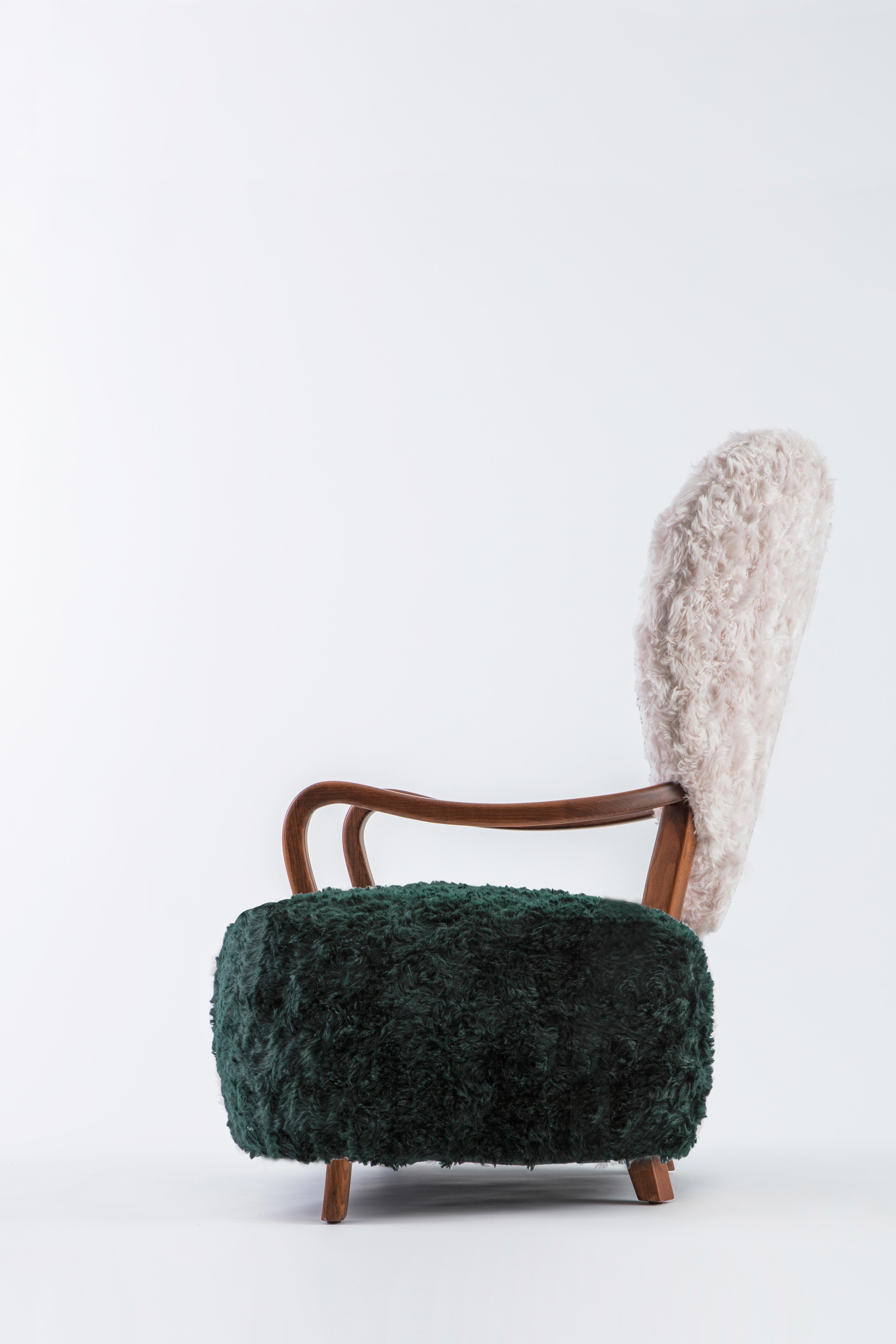 Zeitgenössischer Uni-Sessel aus Buchenholz mit grüner und cremefarbener Mohair-Polsterung (Türkisch) im Angebot