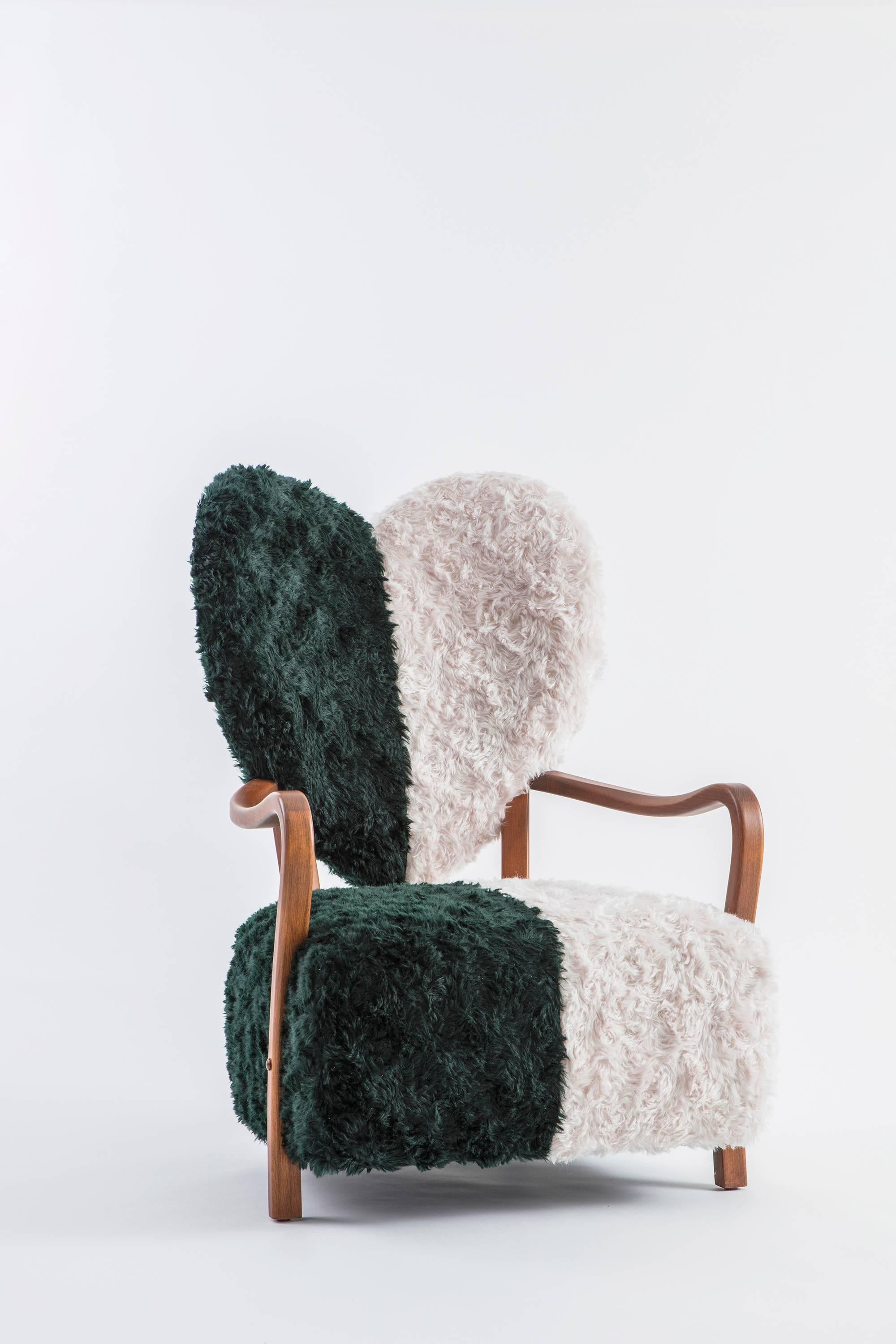 Zeitgenössischer Uni-Sessel aus Buchenholz mit herzförmiger Rückenlehne und Mohair-Polsterung (Holz) im Angebot