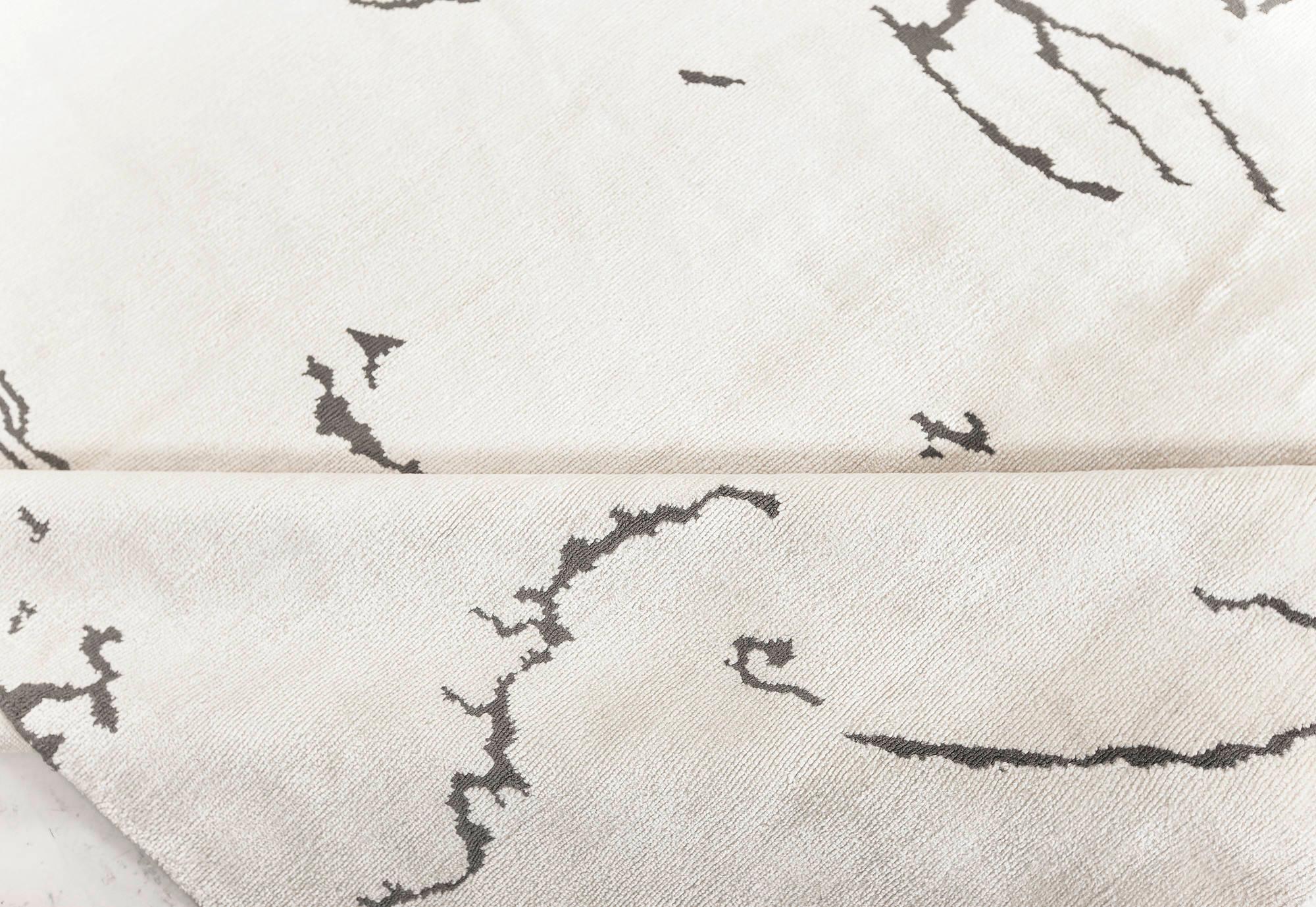 Zeitgenössischer beige-schwarzer Seidenhakenteppich von Doris Leslie Blau.
Größe: 15'0