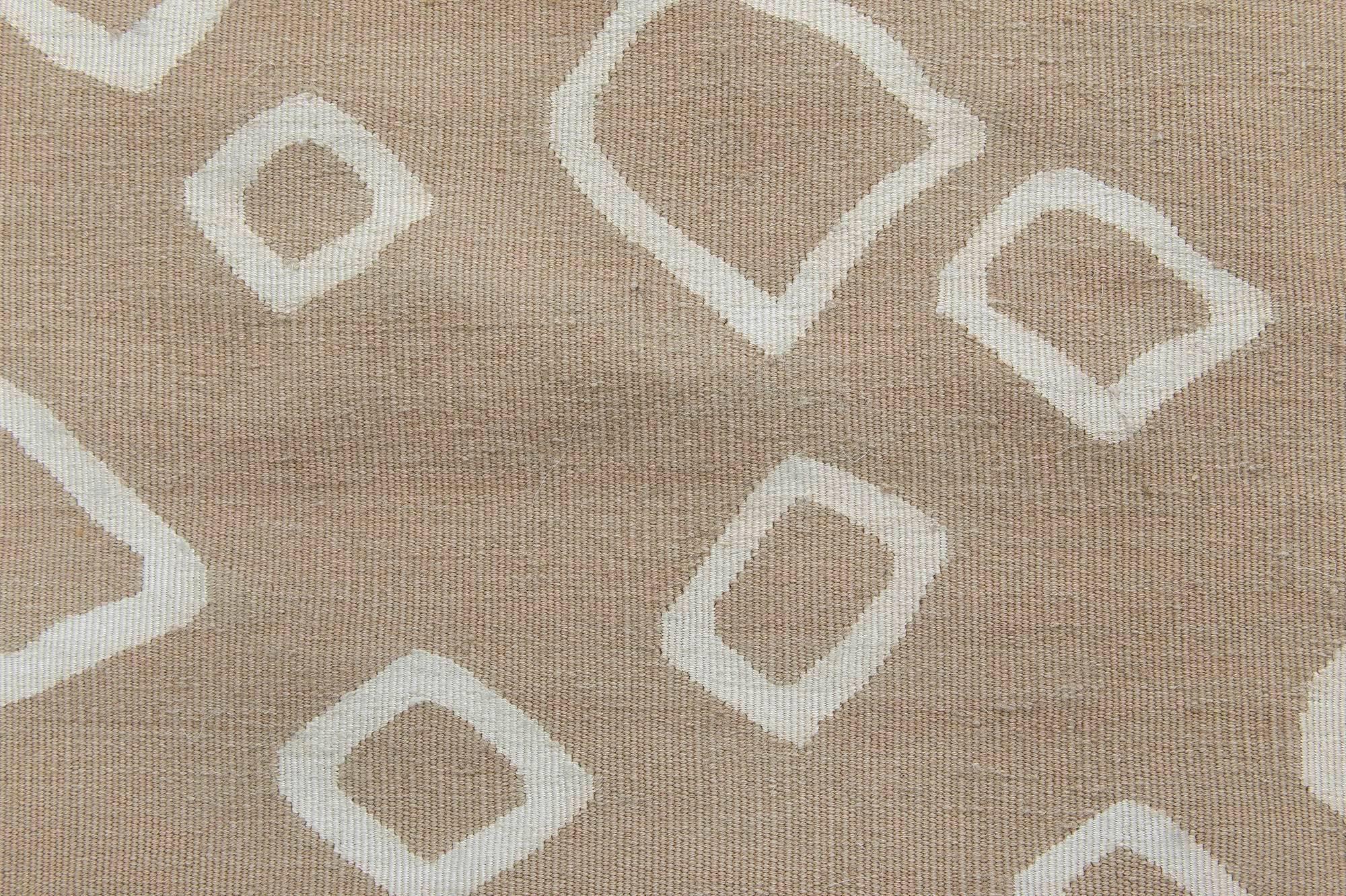 Tapis contemporain beige et blanc en laine tissée à plat par Doris Leslie Blau
Taille : 4'0