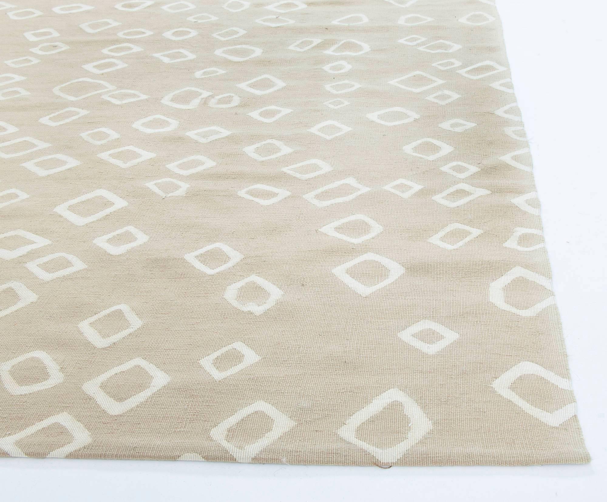 Moderno Tappeto contemporaneo in lana a trama piatta beige e bianca di Doris White Blau in vendita