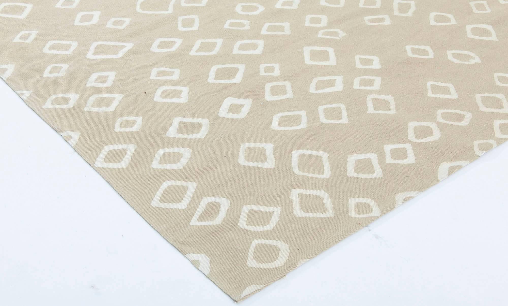 Noué à la main Tapis contemporain en laine beige et blanc à tissage plat de Doris Leslie Blau en vente