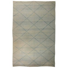 Tapis contemporain beige et bleu à motif de deux diamants II de Doris Leslie Blau