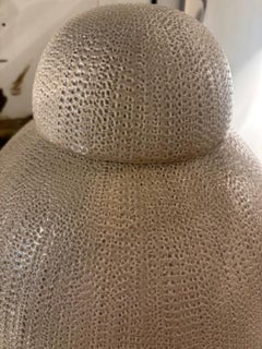 Beigefarbene hohe Keramikvase mit Deckel aus gewebtem Stoffimitat