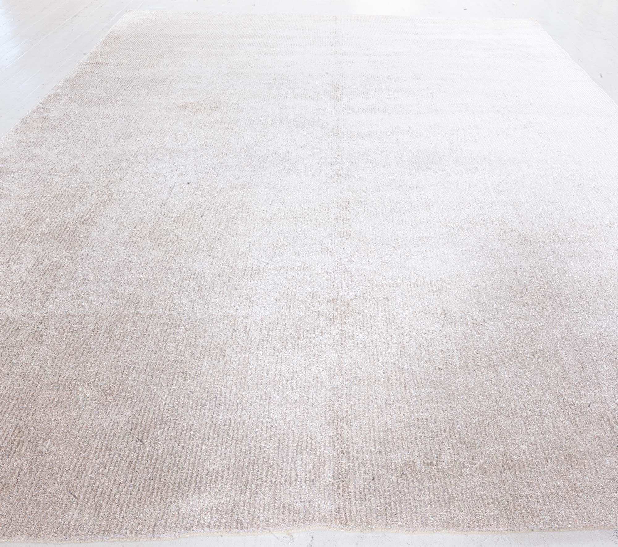 Moderno Tappeto contemporaneo beige fatto a mano in lana e seta di Doris Leslie Blau in vendita