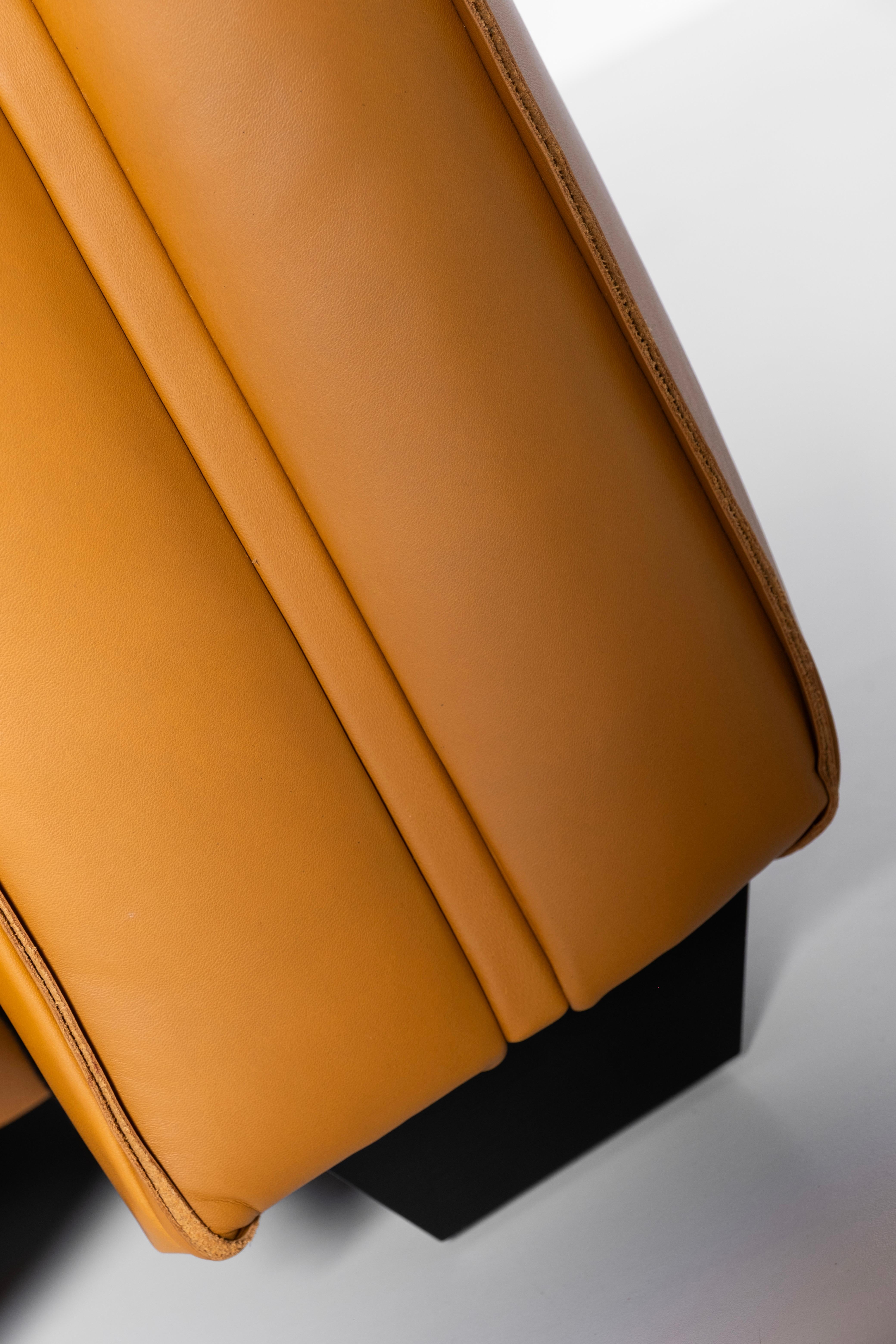 Canapé contemporain Beijinho, cuir italien camel, fait main par Greenapple en vente 5