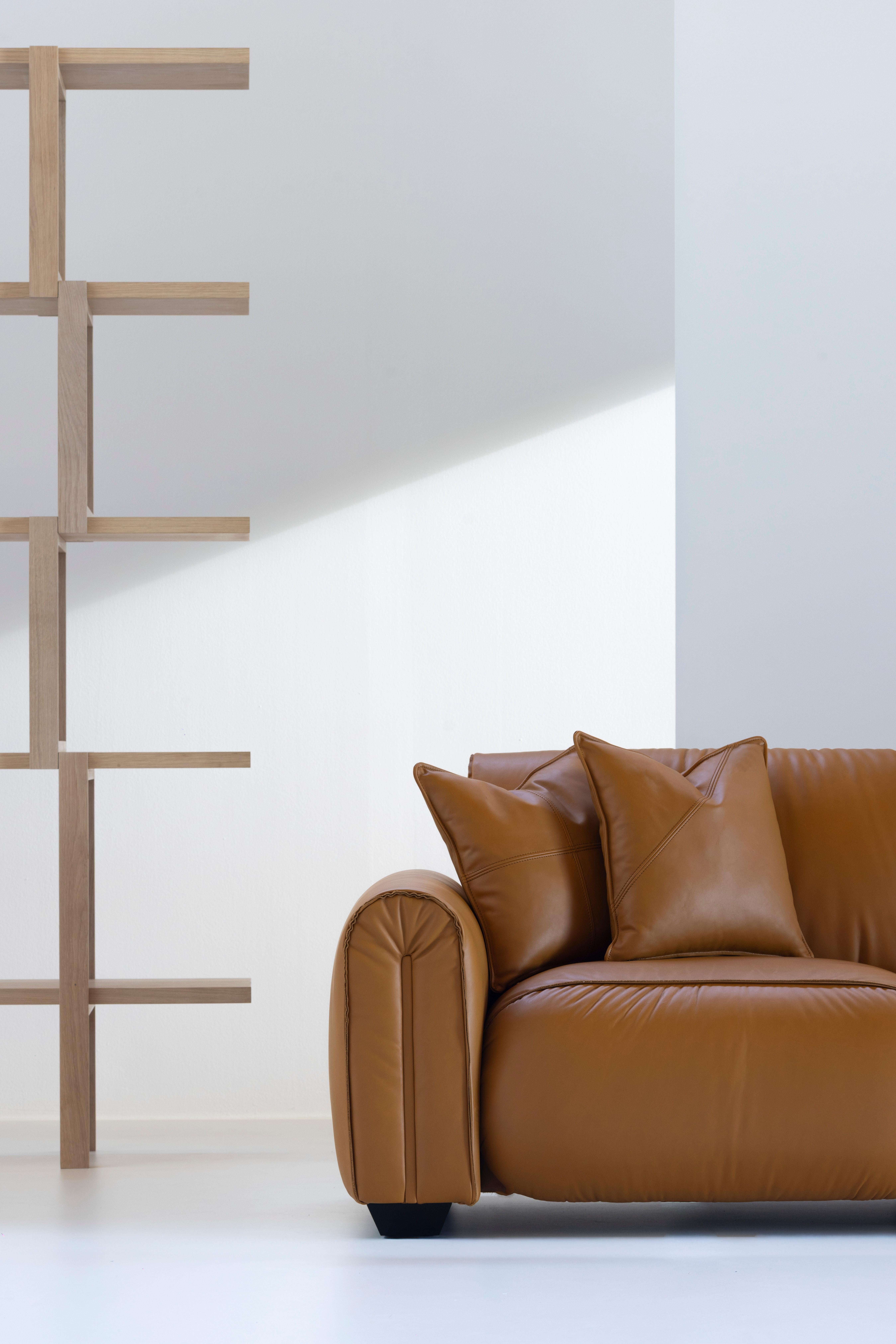 Canapé contemporain Beijinho, cuir italien camel, fait main par Greenapple en vente 1