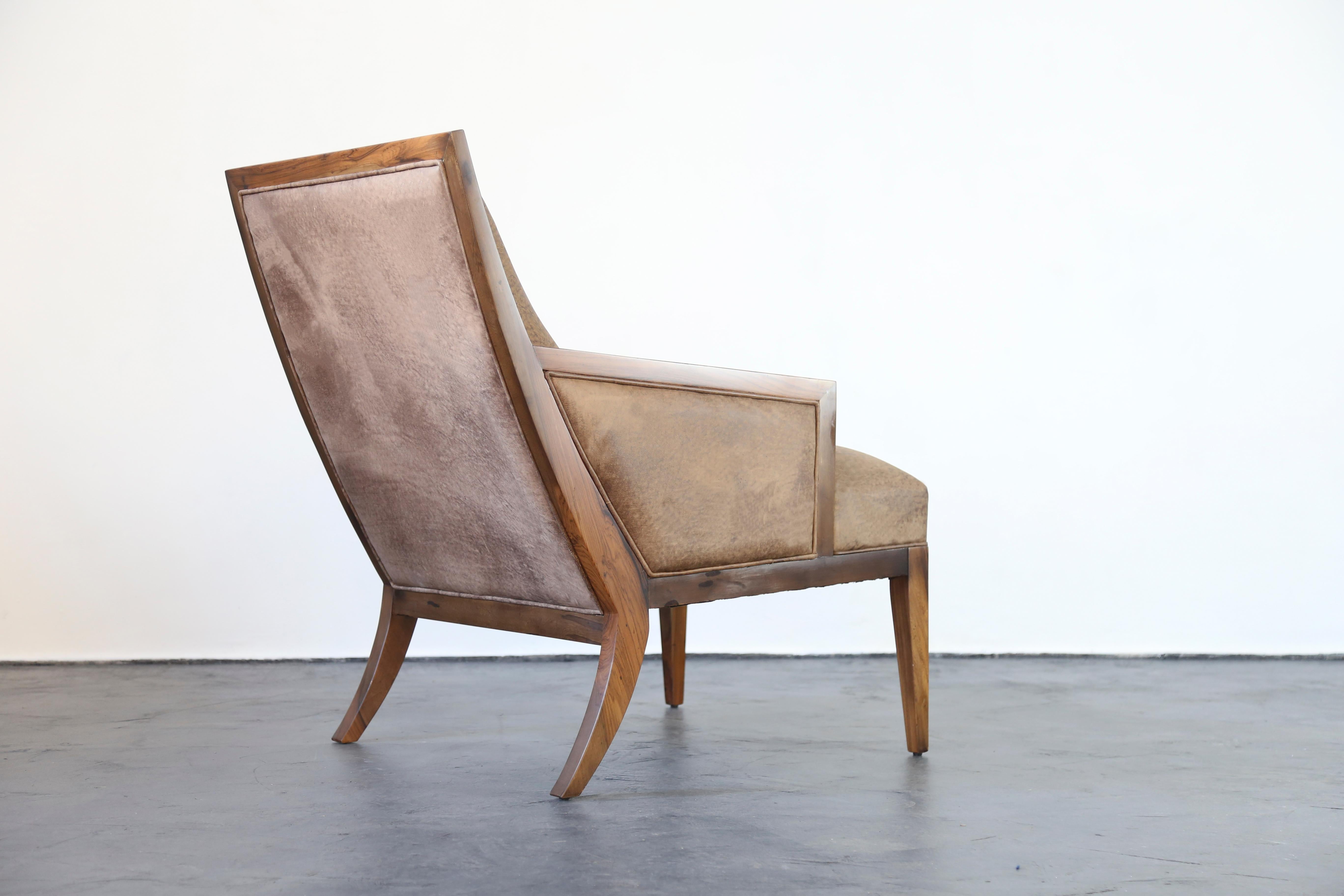 Der Belgrano Lounge Chair ist vom modernen Design der Mitte des 20. Jahrhunderts inspiriert. Er zeichnet sich durch eine Ziernaht aus, die von der oberen Ecke des Stuhls bis zur Sitzfläche verläuft. Abgebildet in argentinischem Palisanderholz und