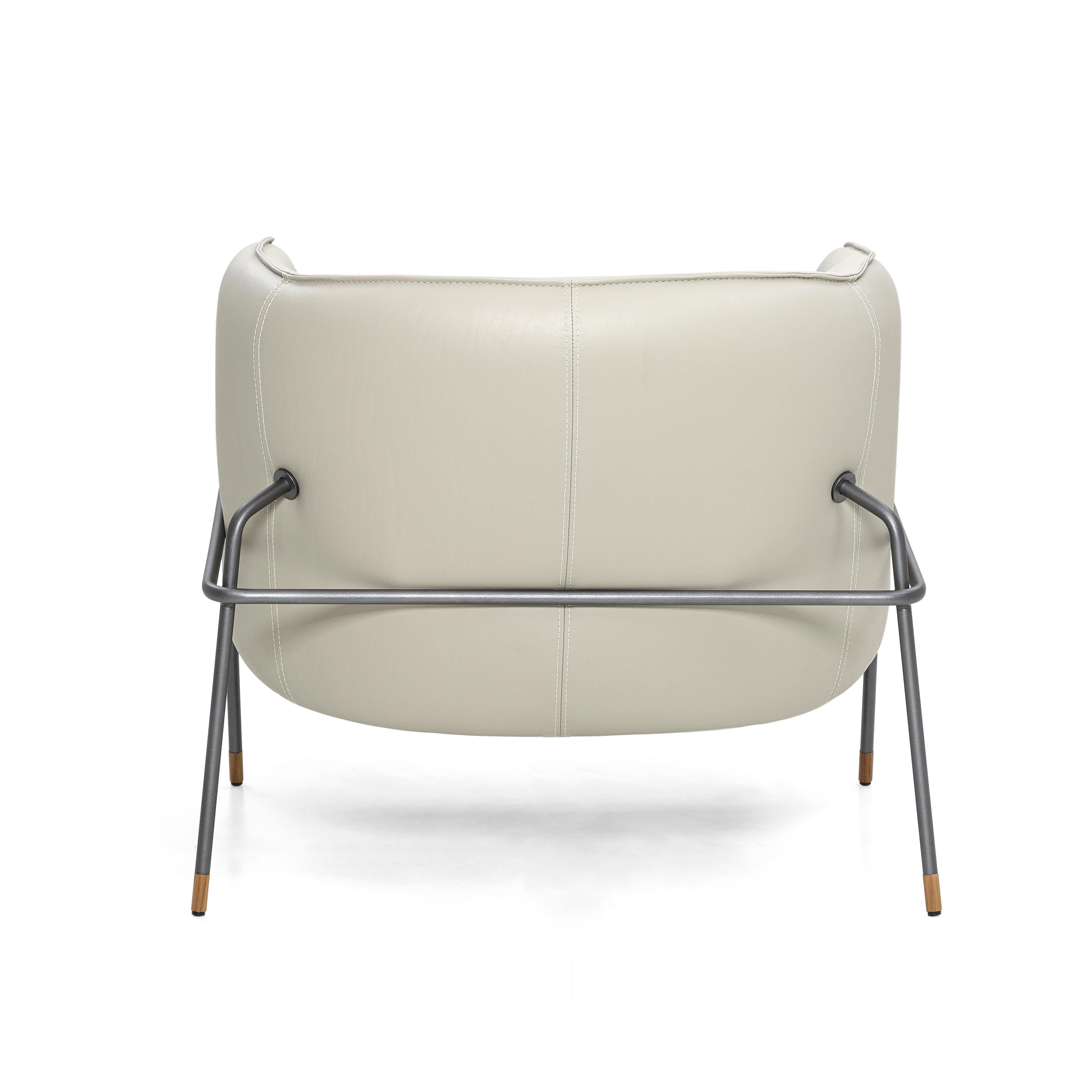 Contemporary Bella Armchair Featuring Metal Frame and Off-White Leather In New Condition For Sale In Miami, FL