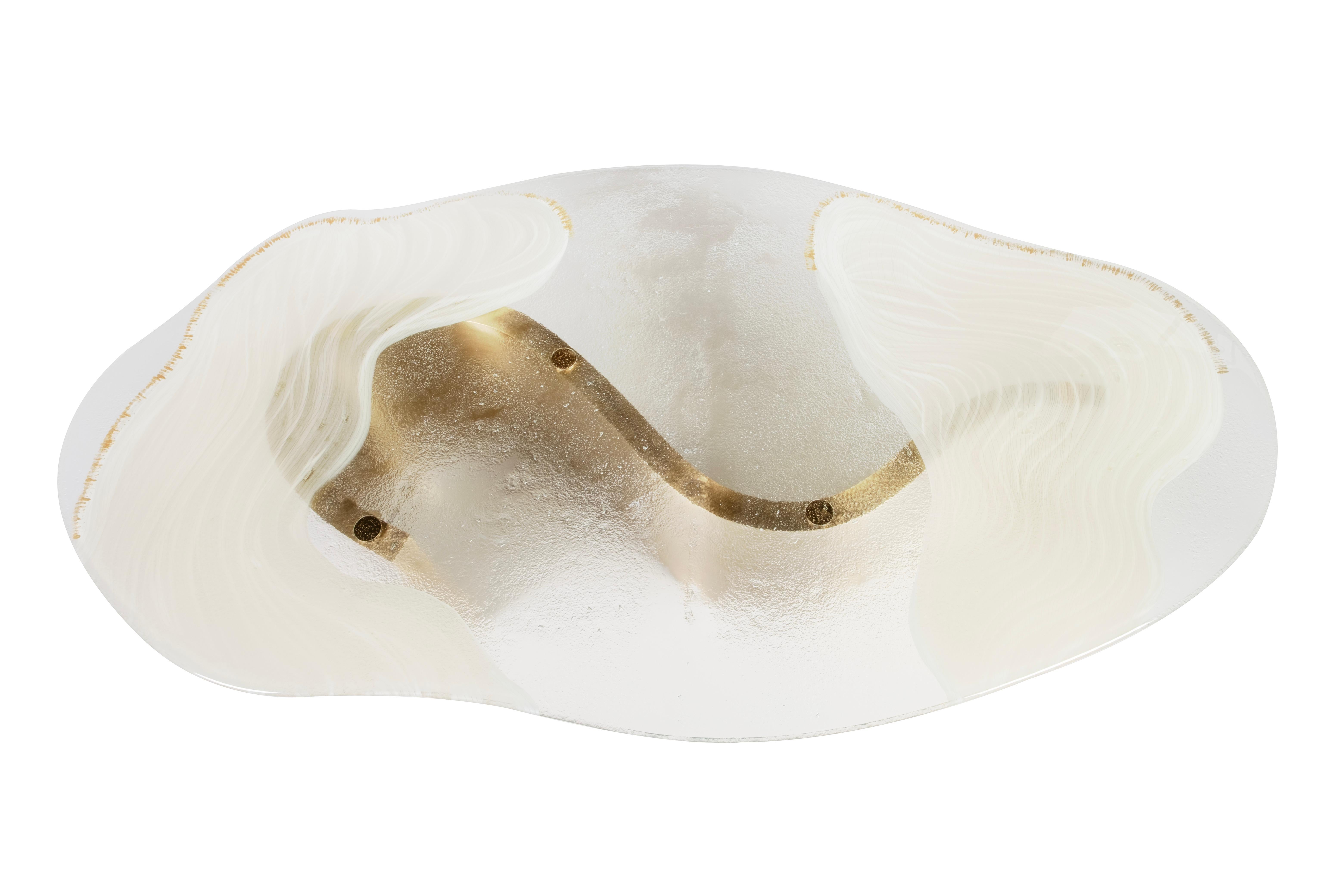 Organique Table basse contemporaine Benagil, laiton, verre Ambar, fait main par Greenapple en vente
