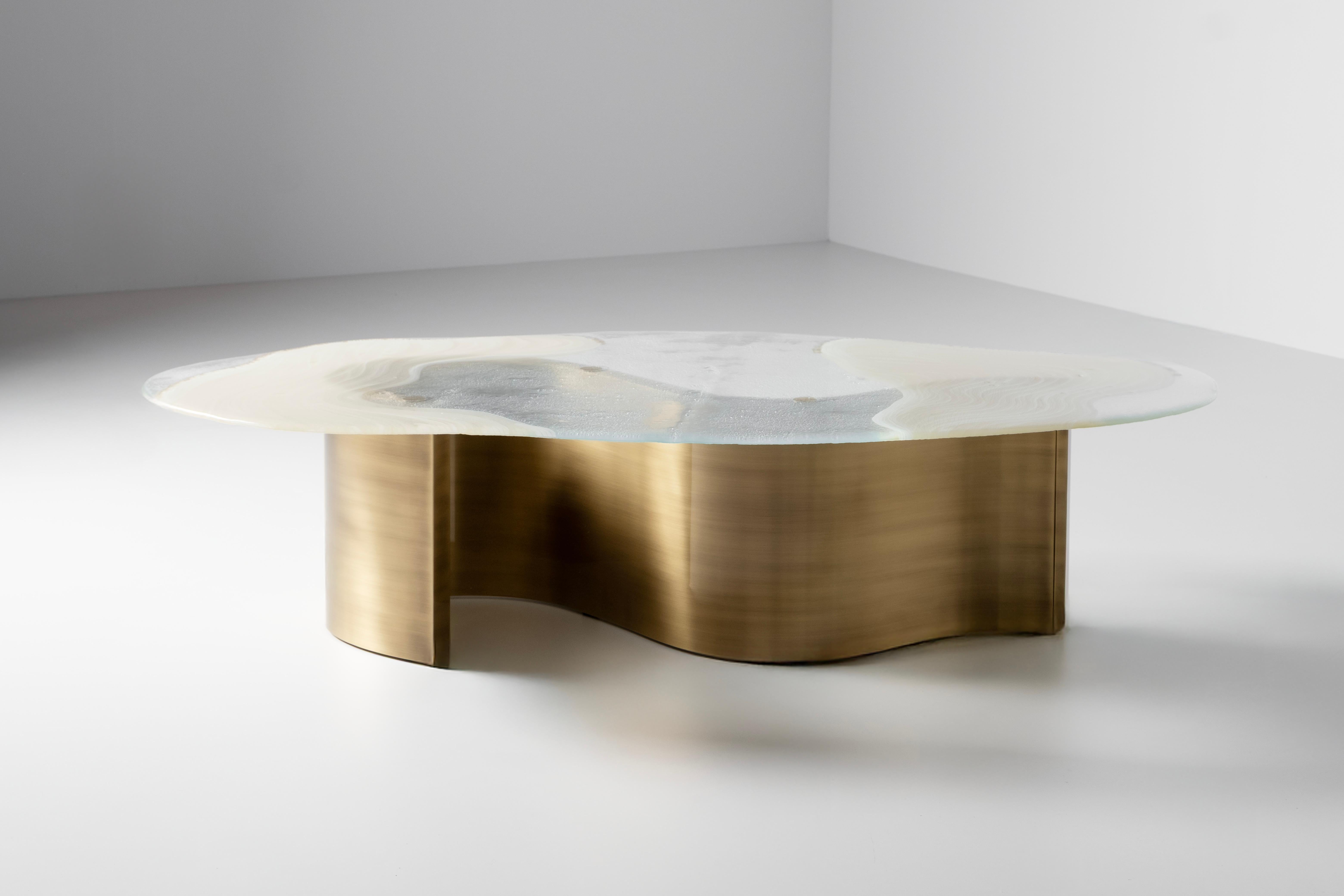 Portugais Table basse contemporaine Benagil, laiton, verre Ambar, fait main par Greenapple en vente