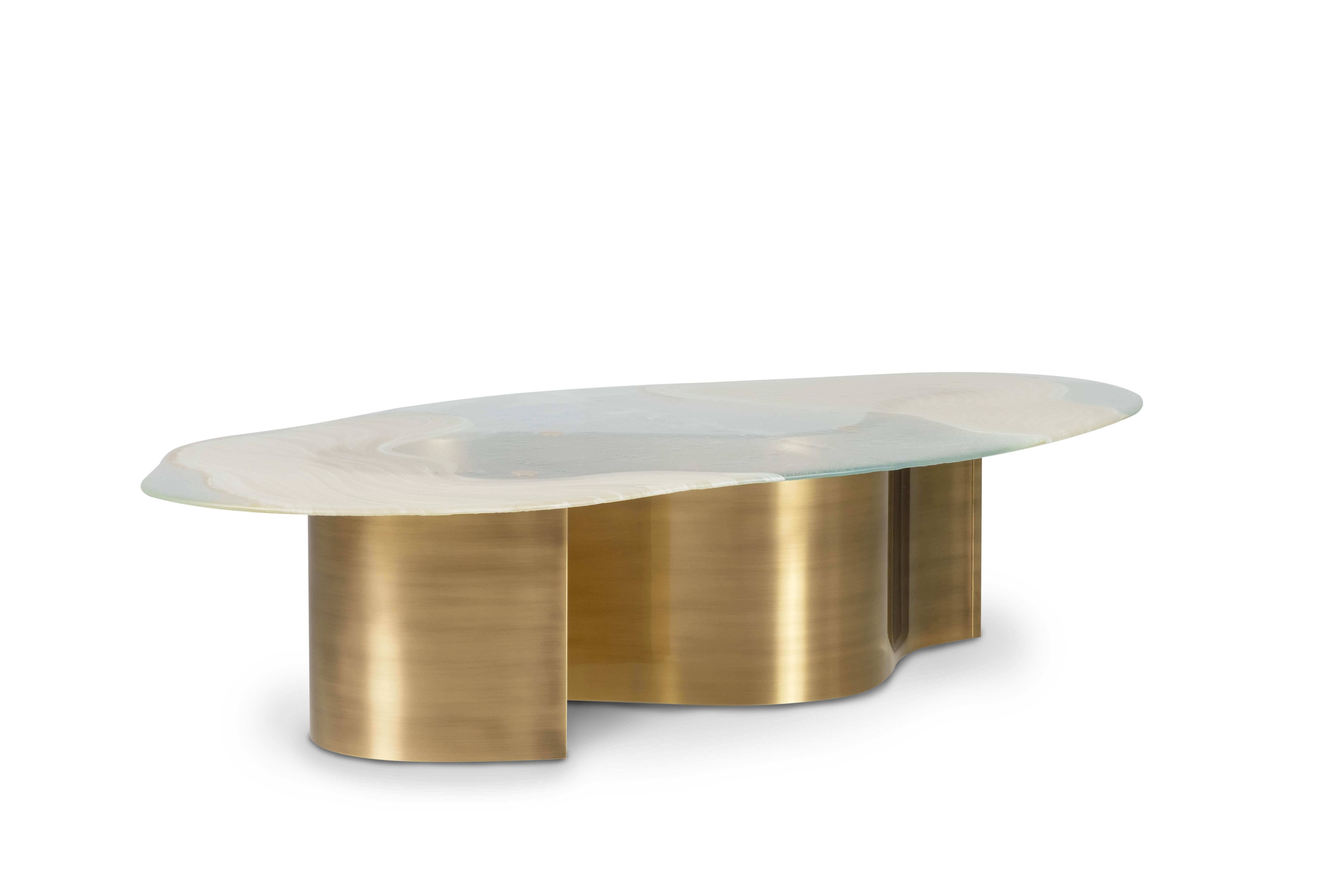 Noirci Table basse contemporaine Benagil, laiton, verre Ambar, fait main par Greenapple en vente