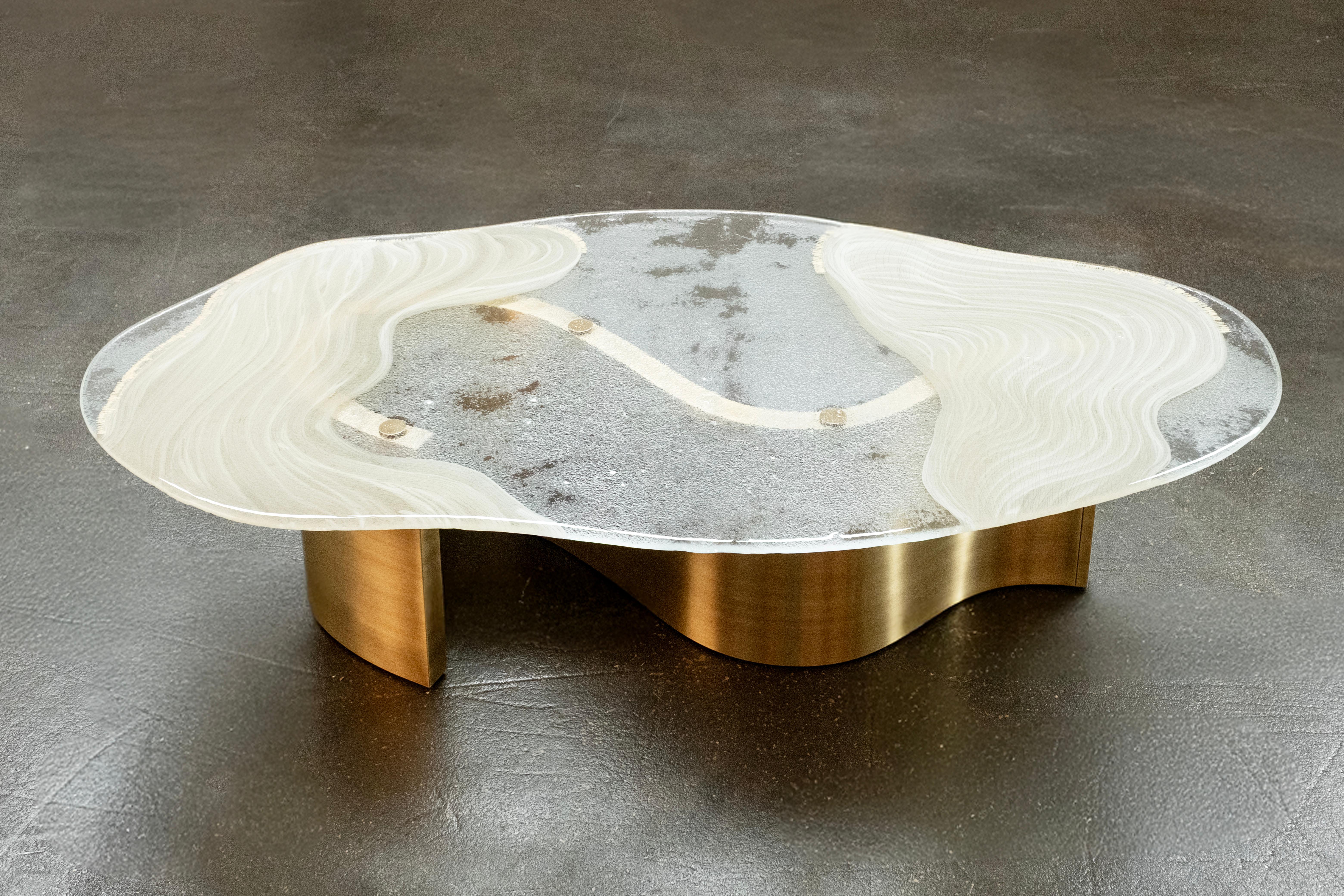 Table basse contemporaine Benagil, laiton, verre Ambar, fait main par Greenapple Neuf - En vente à Lisboa, PT