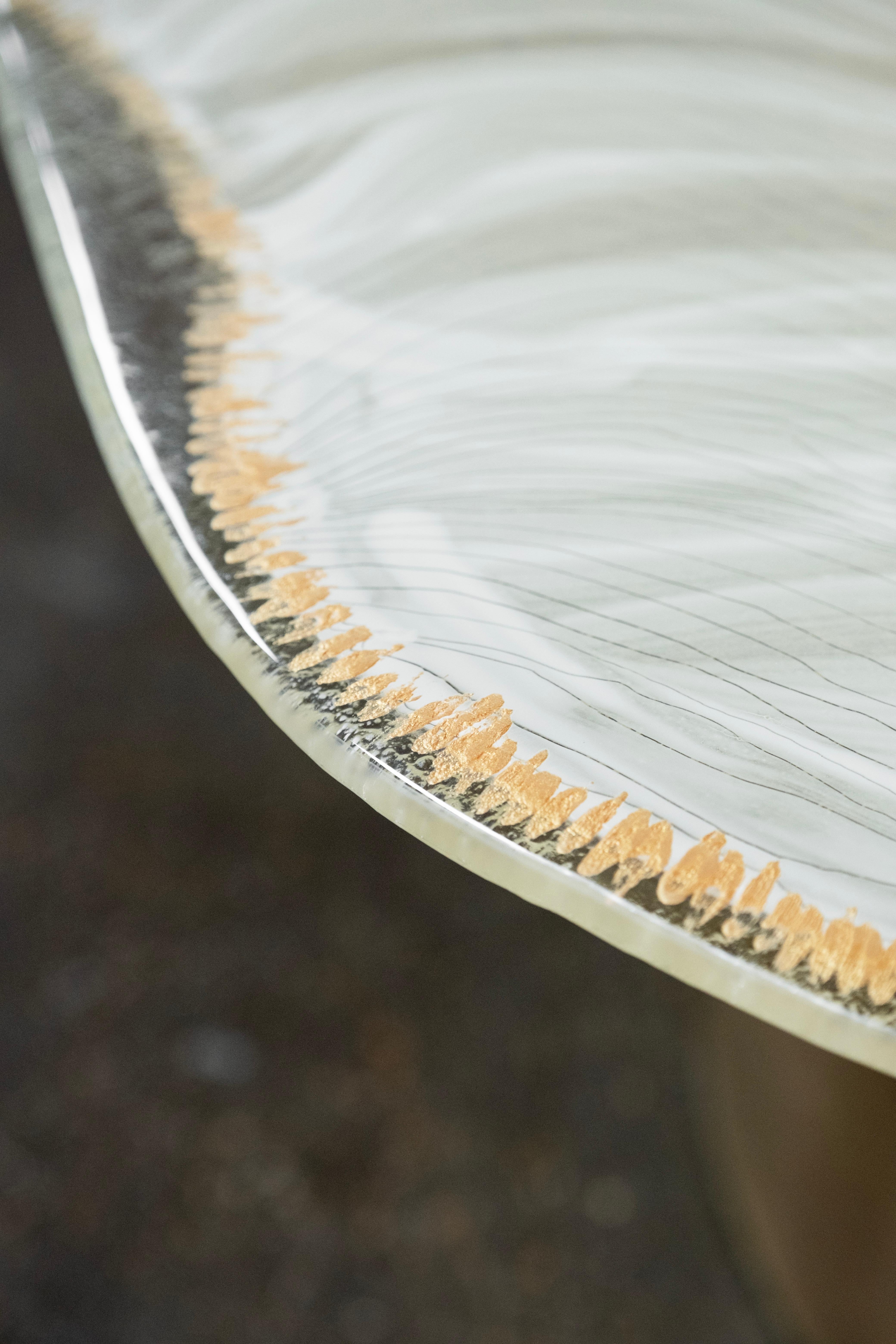 Table basse contemporaine Benagil, laiton, verre Ambar, fait main par Greenapple en vente 1