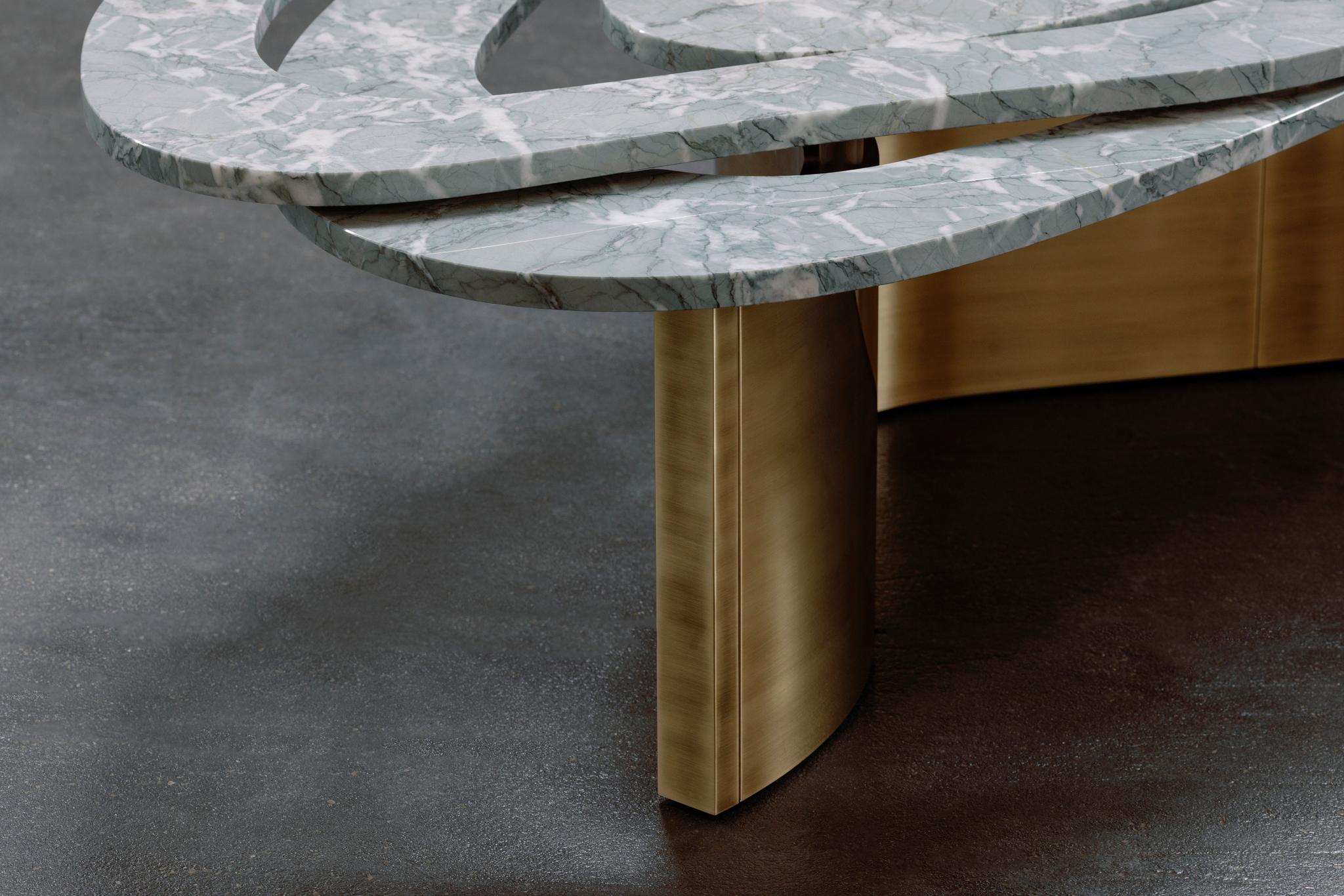 Tavolino Benagil contemporaneo, piano in marmo, ottone, fatto a mano da Greenapple in vendita 4