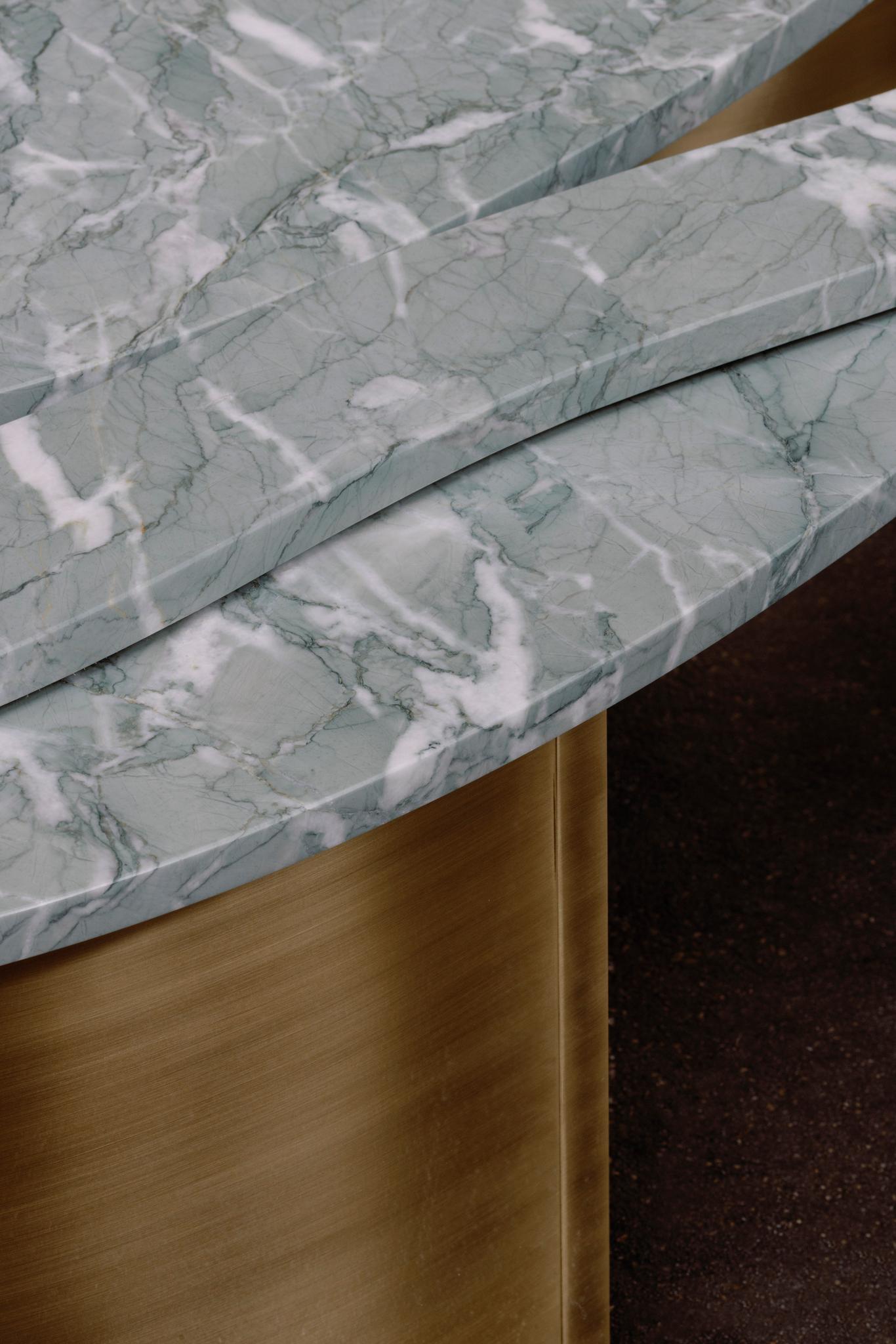 Tavolino Benagil contemporaneo, piano in marmo, ottone, fatto a mano da Greenapple in vendita 7